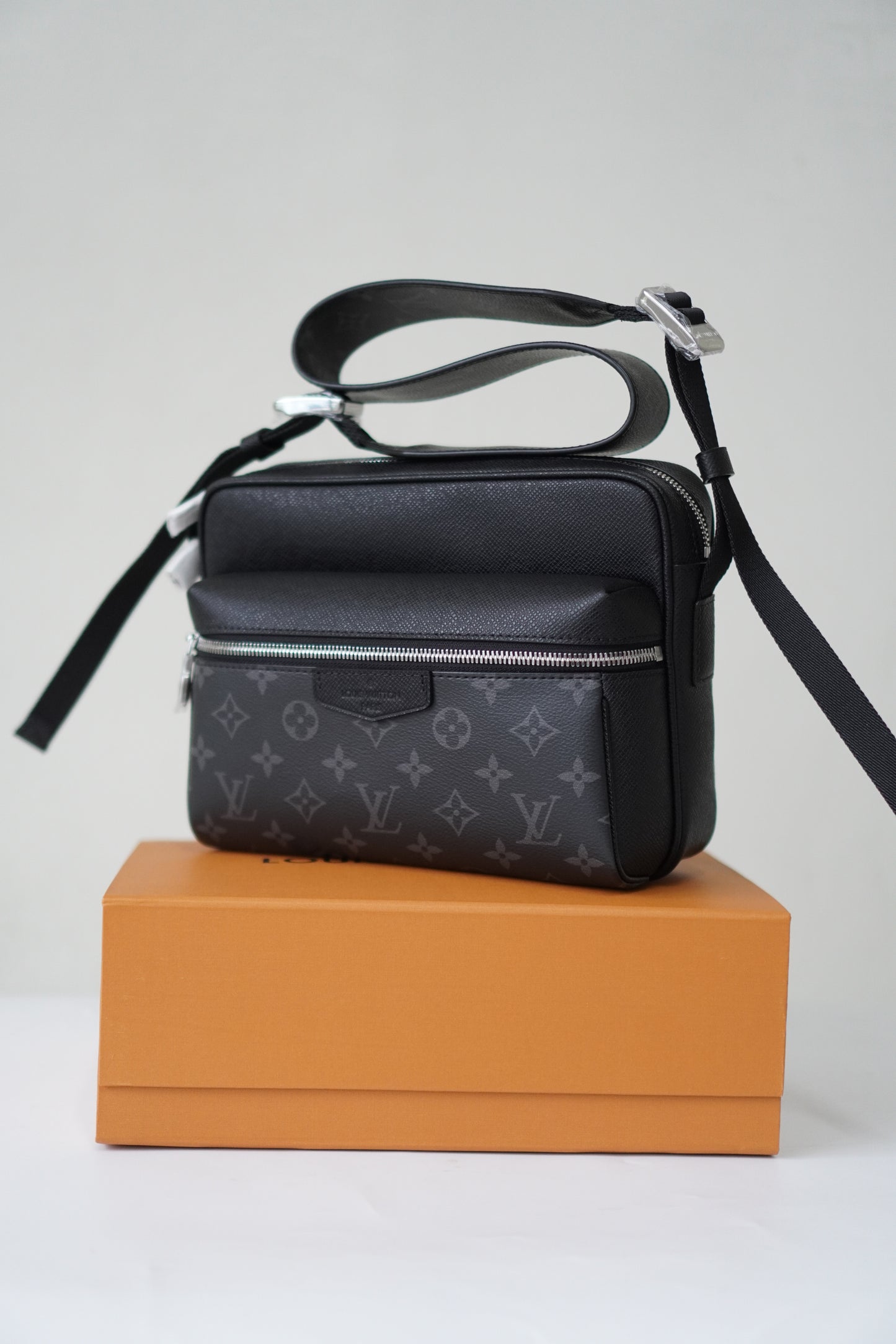 LV Outdoor Messenger