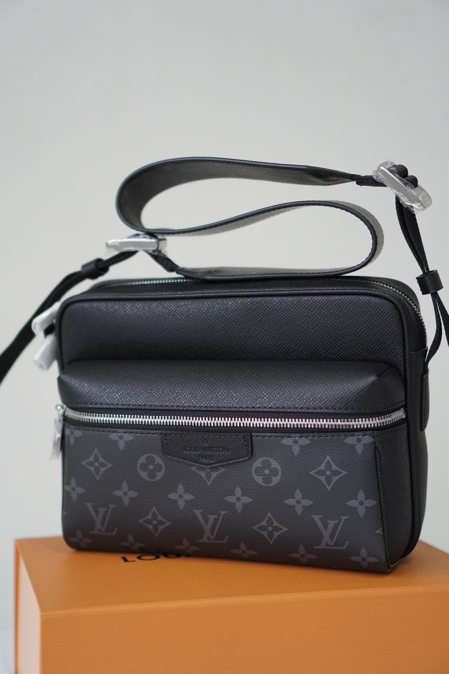 LV Outdoor Messenger