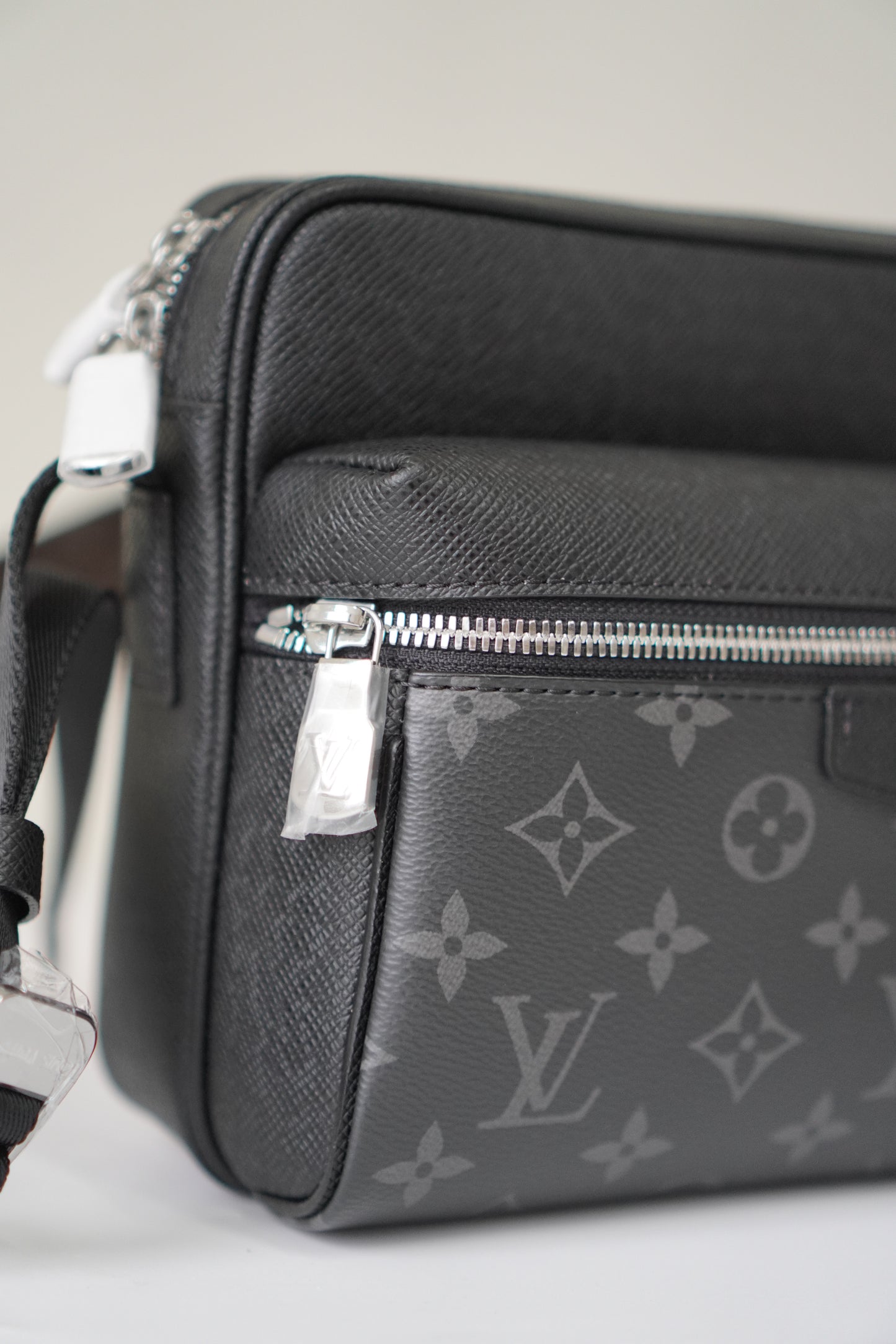 LV Outdoor Messenger