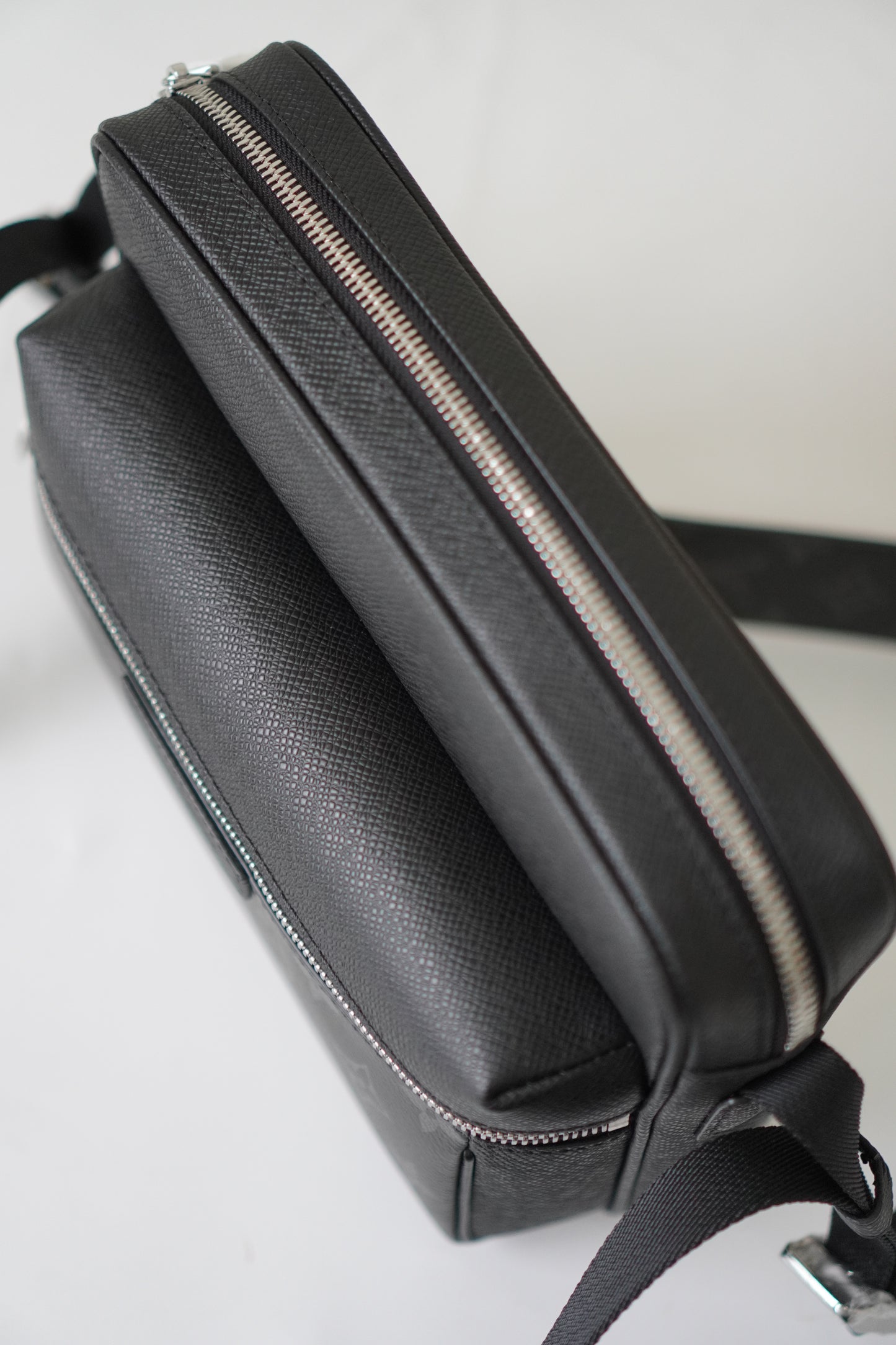 LV Outdoor Messenger