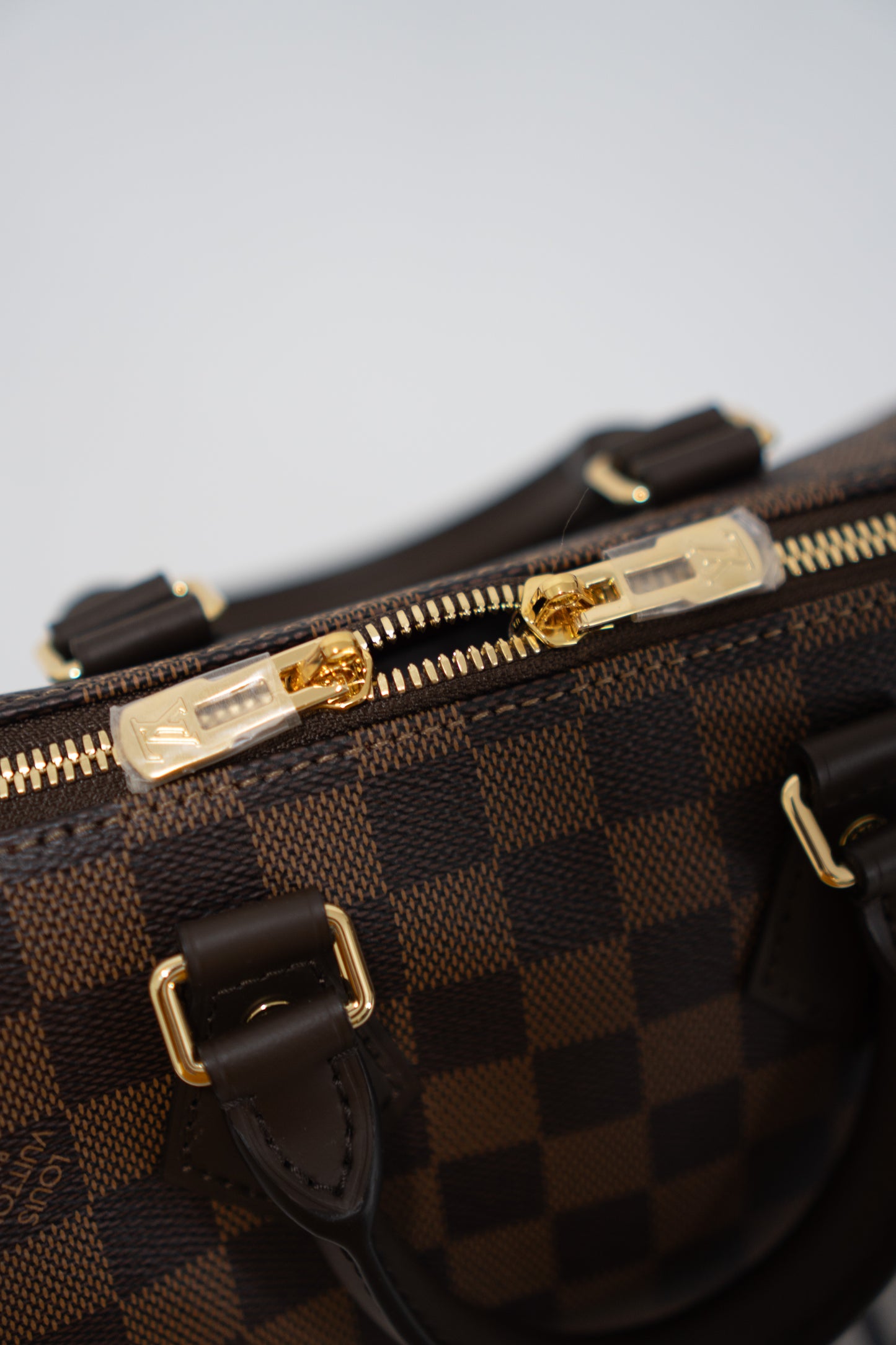 Checkerboard Speedy Bandoulière 20 – Dark Brown Coated Canvas with Gold Hardware