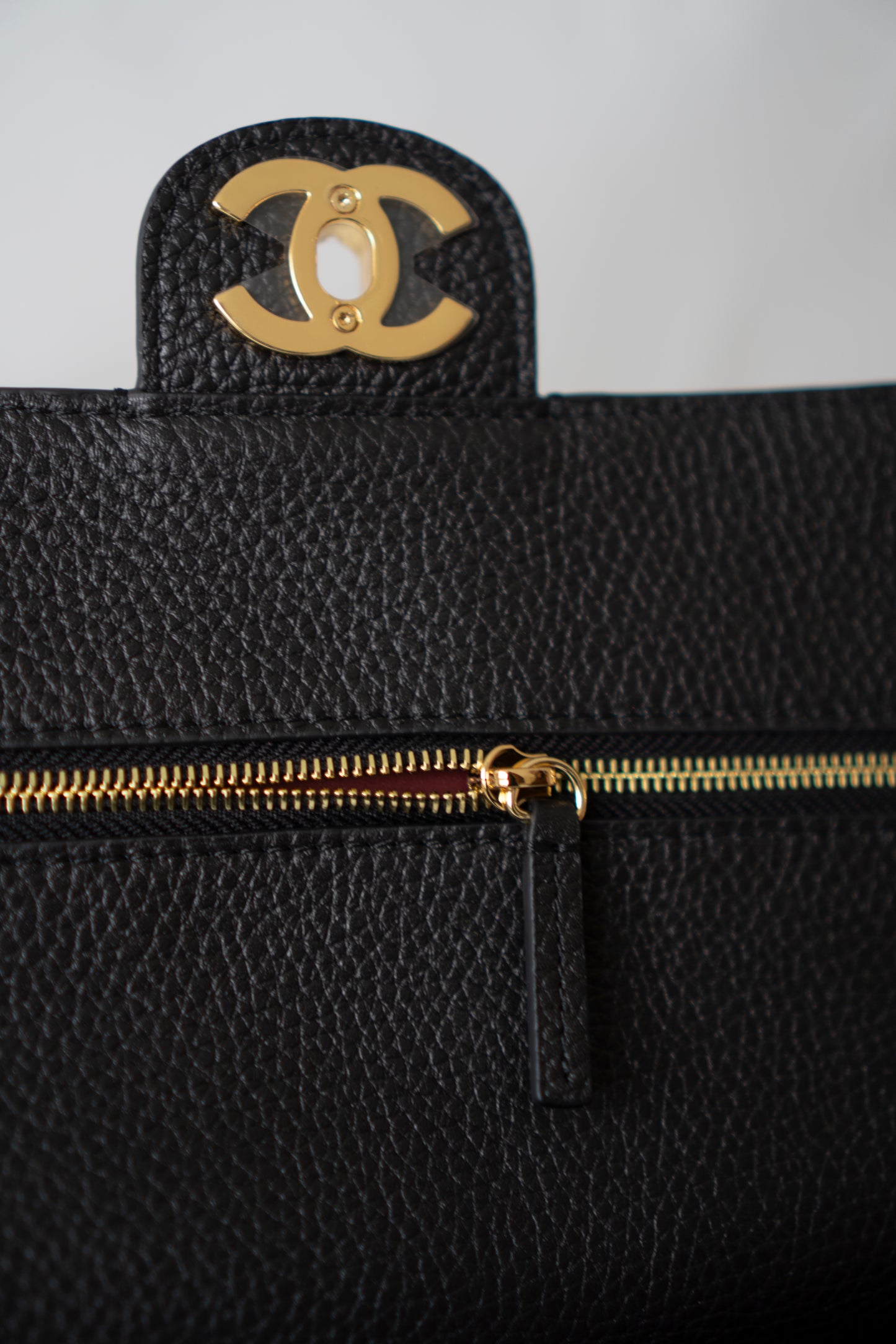 26S Souplissimo Jumbo Flap – Black Grained Calfskin with Gold Hardware