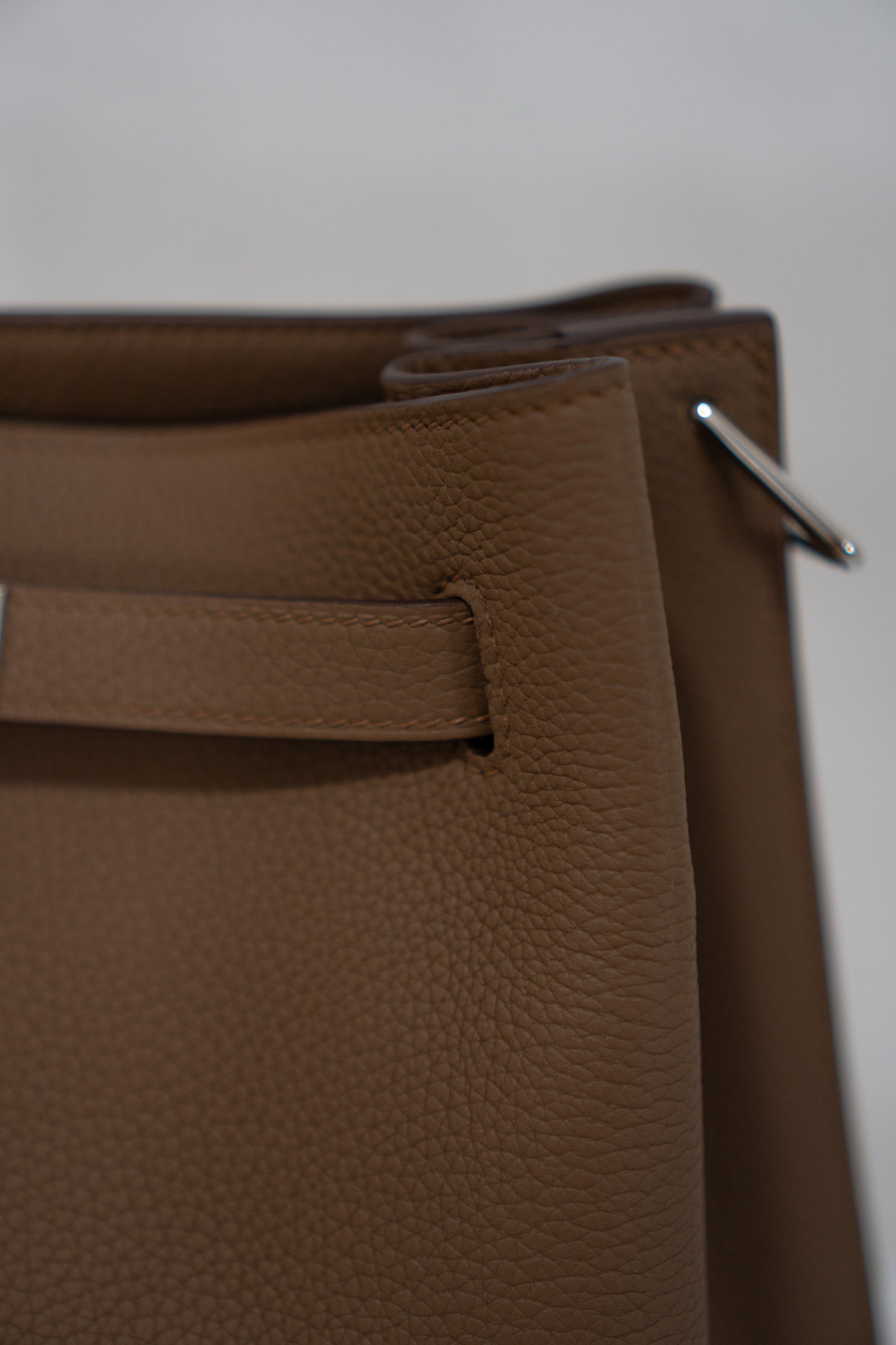 So Kelly 26 – Beige Weimar Clemence Leather with Palladium Hardware