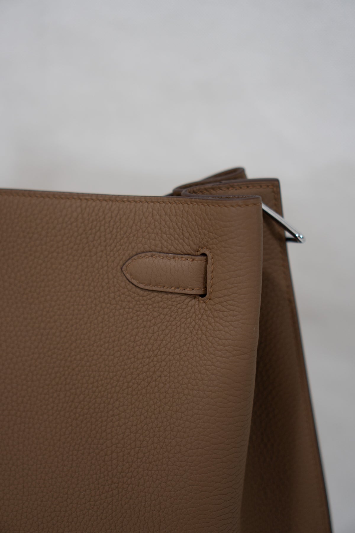 So Kelly 26 – Beige Weimar Clemence Leather with Palladium Hardware