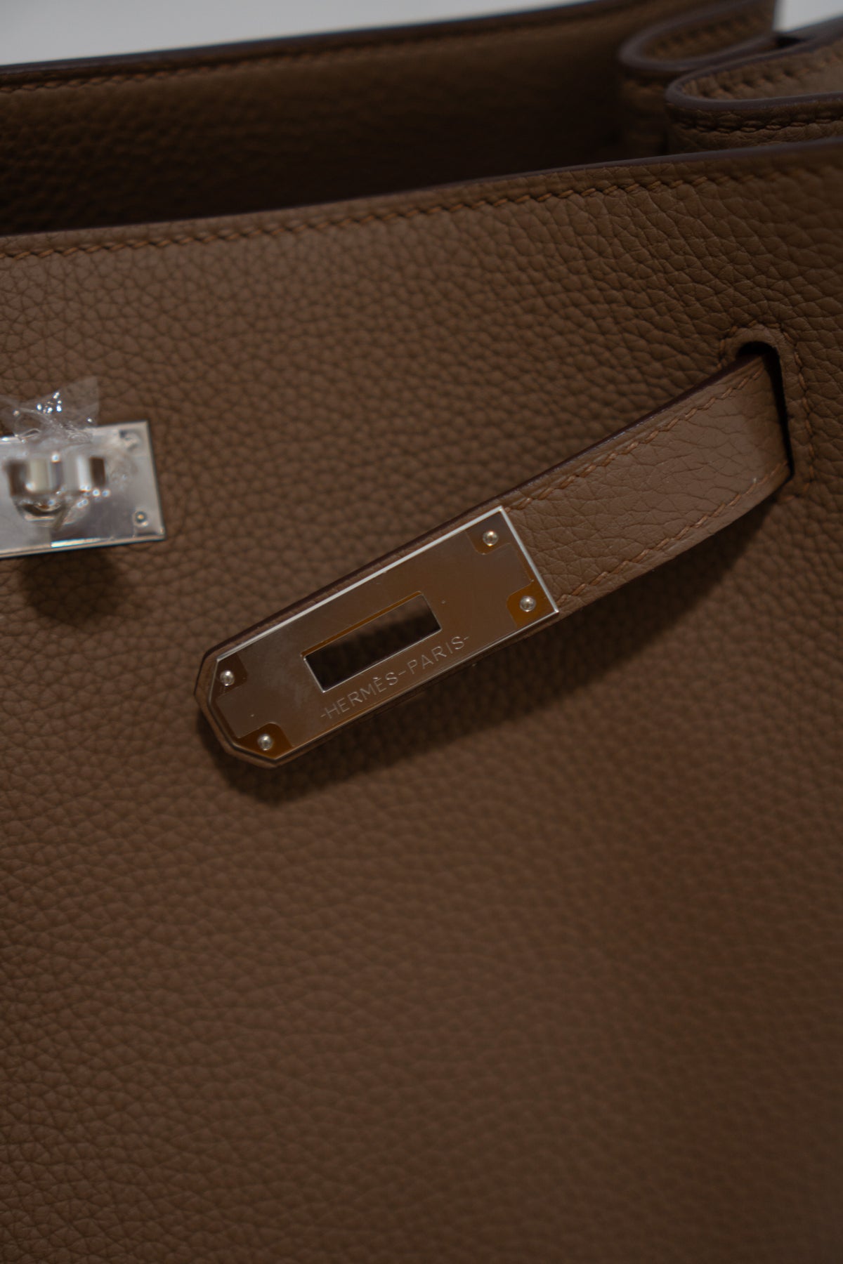 So Kelly 26 – Beige Weimar Clemence Leather with Palladium Hardware