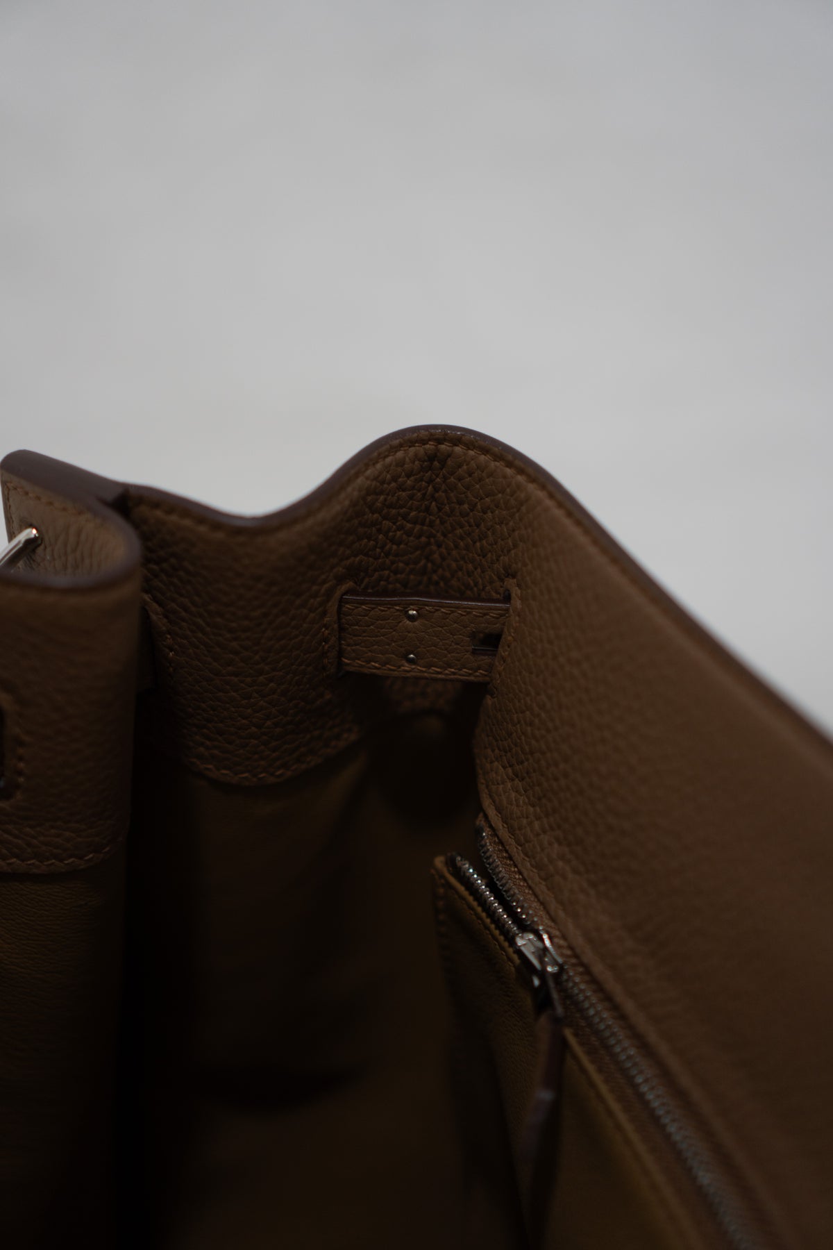 So Kelly 26 – Beige Weimar Clemence Leather with Palladium Hardware