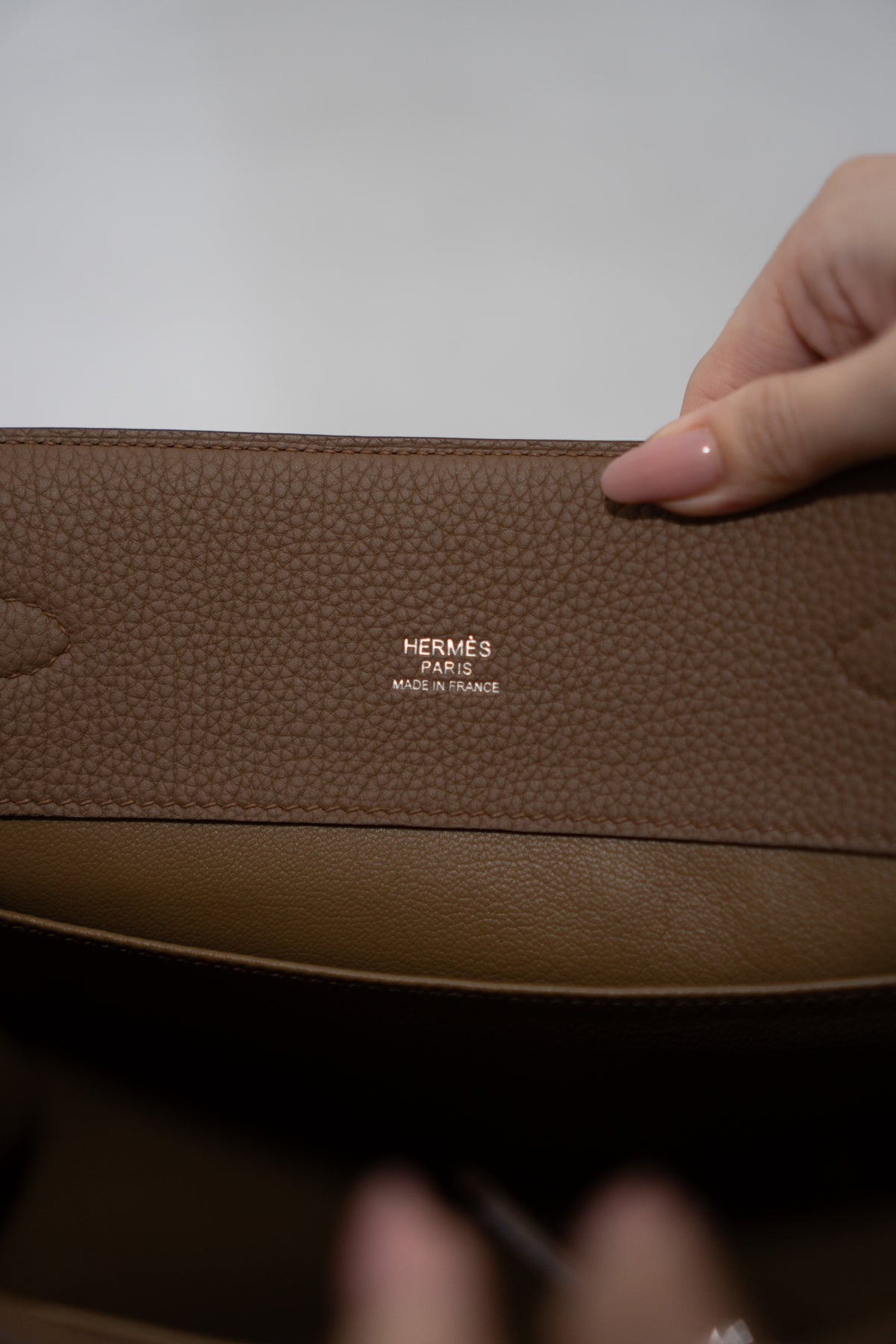 So Kelly 26 – Beige Weimar Clemence Leather with Palladium Hardware