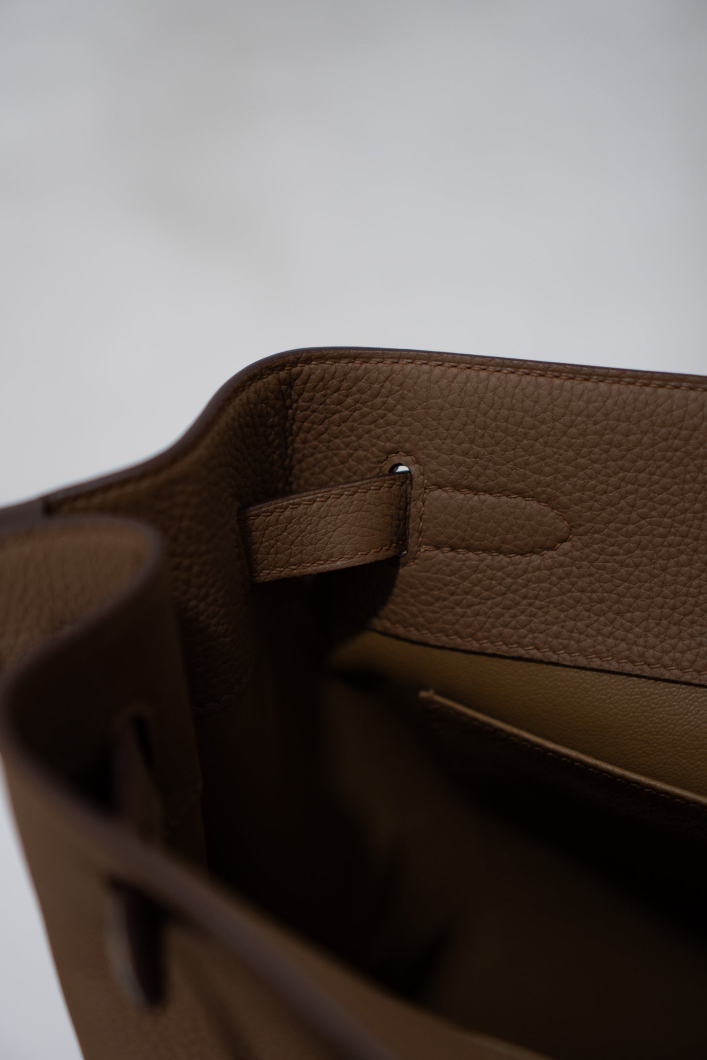 So Kelly 26 – Beige Weimar Clemence Leather with Palladium Hardware