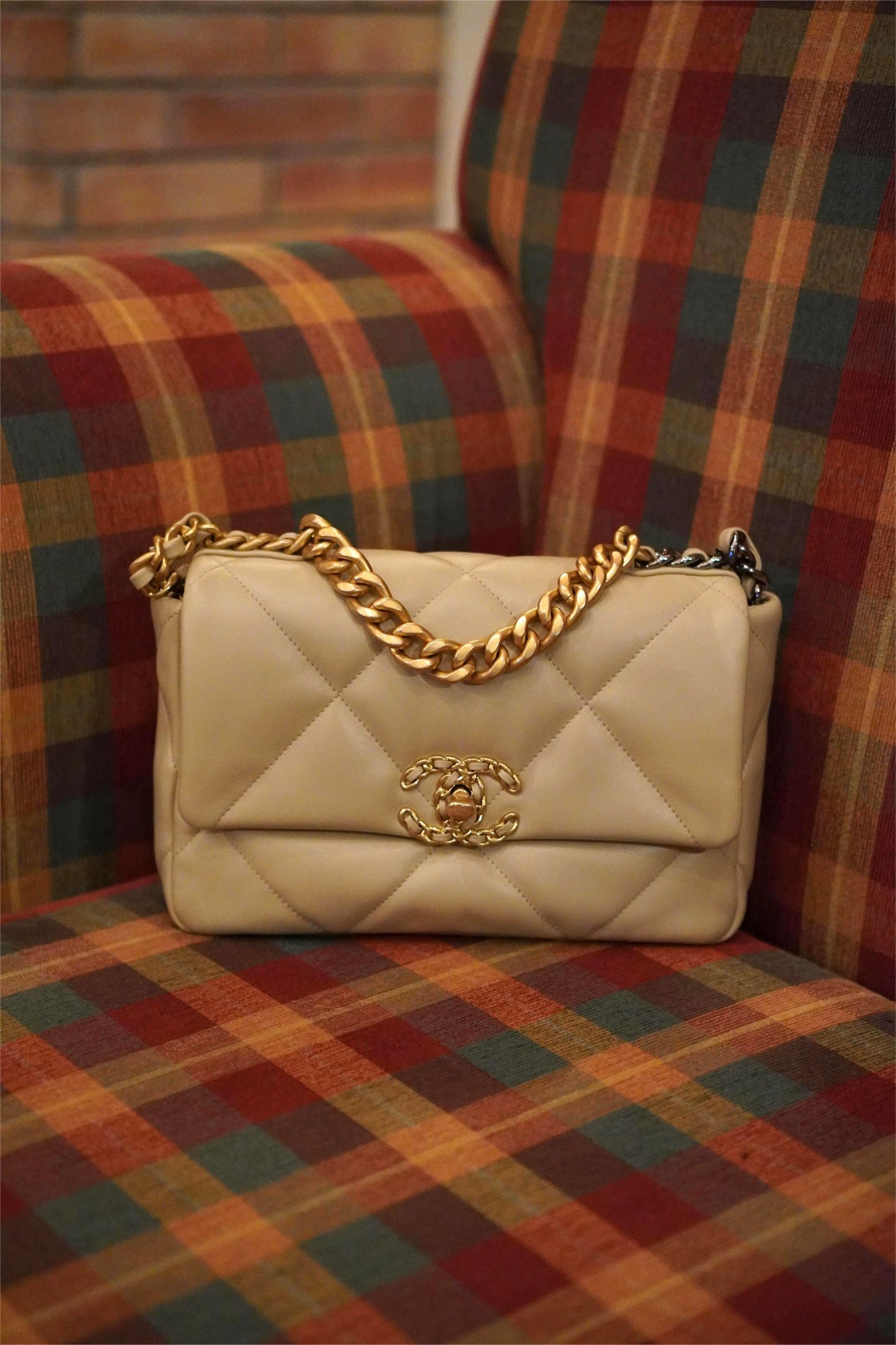 Small 19 Flap Bag in Beige Lambskin