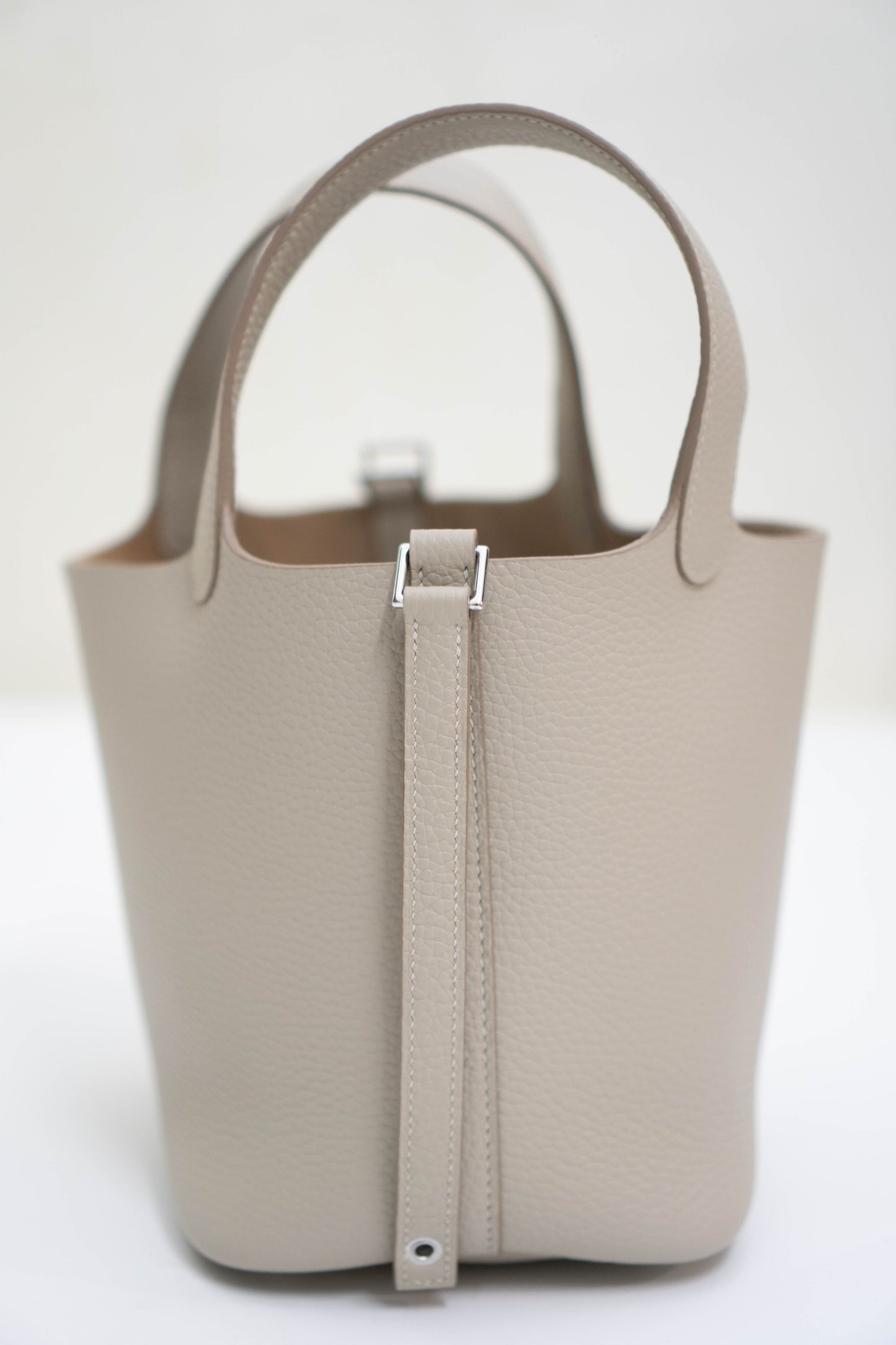 Pico 18 Beton in Clemence leather