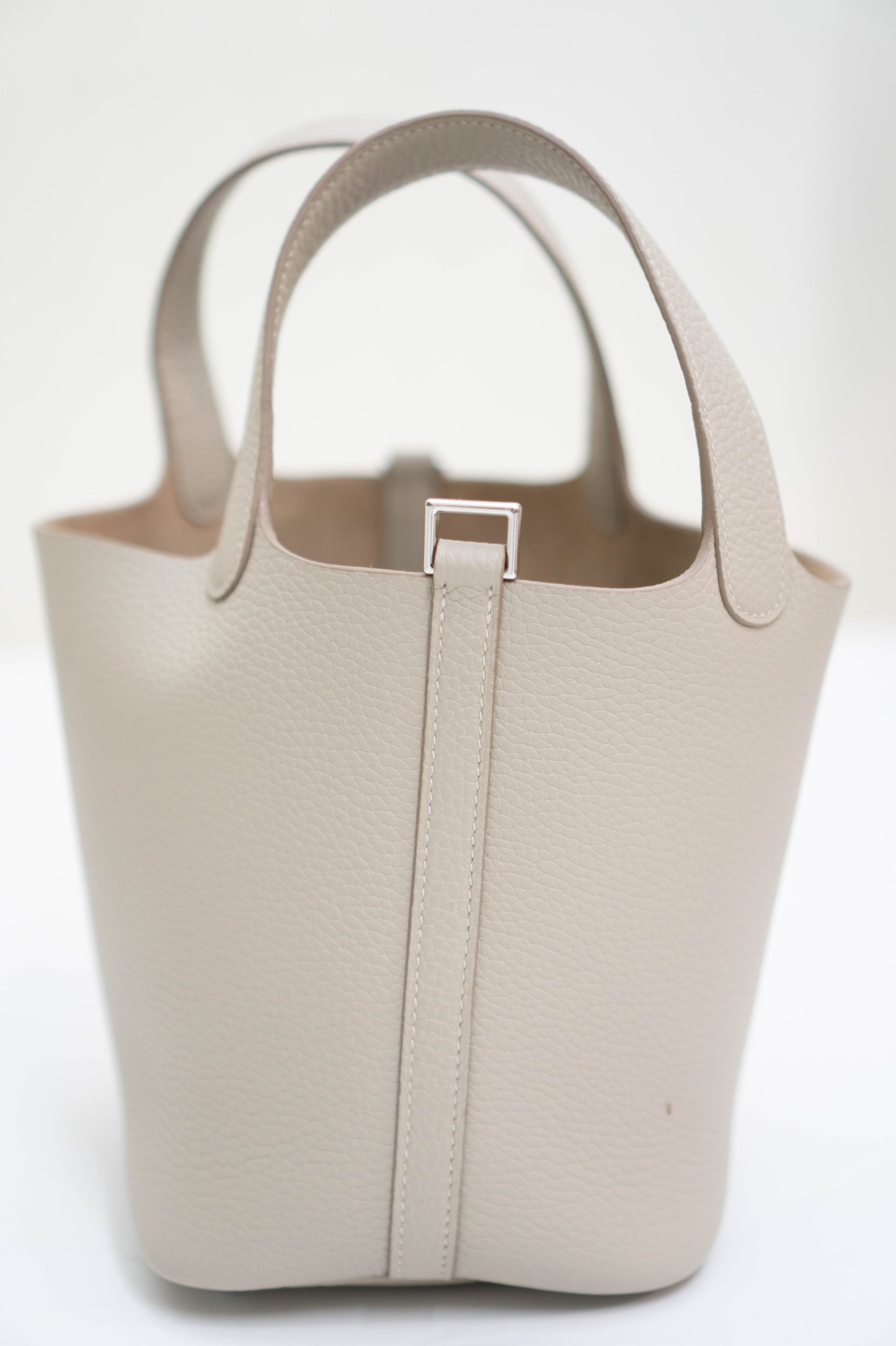 Pico 18 Beton in Clemence leather