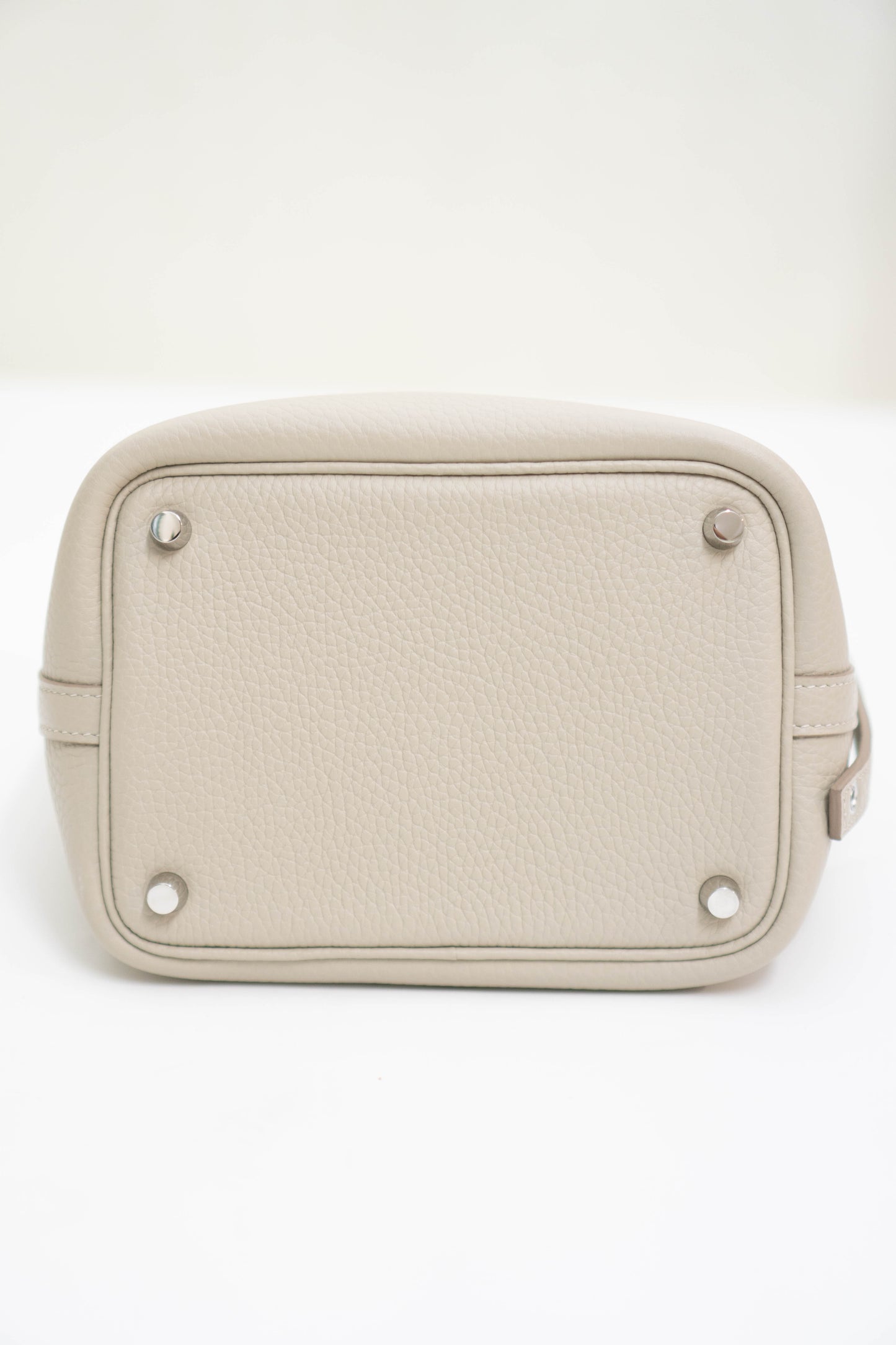 Pico 18 Beton in Clemence leather