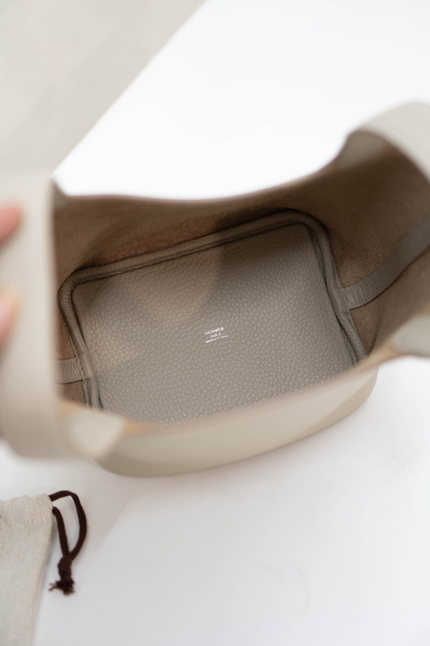 Pico 18 Beton in Clemence leather