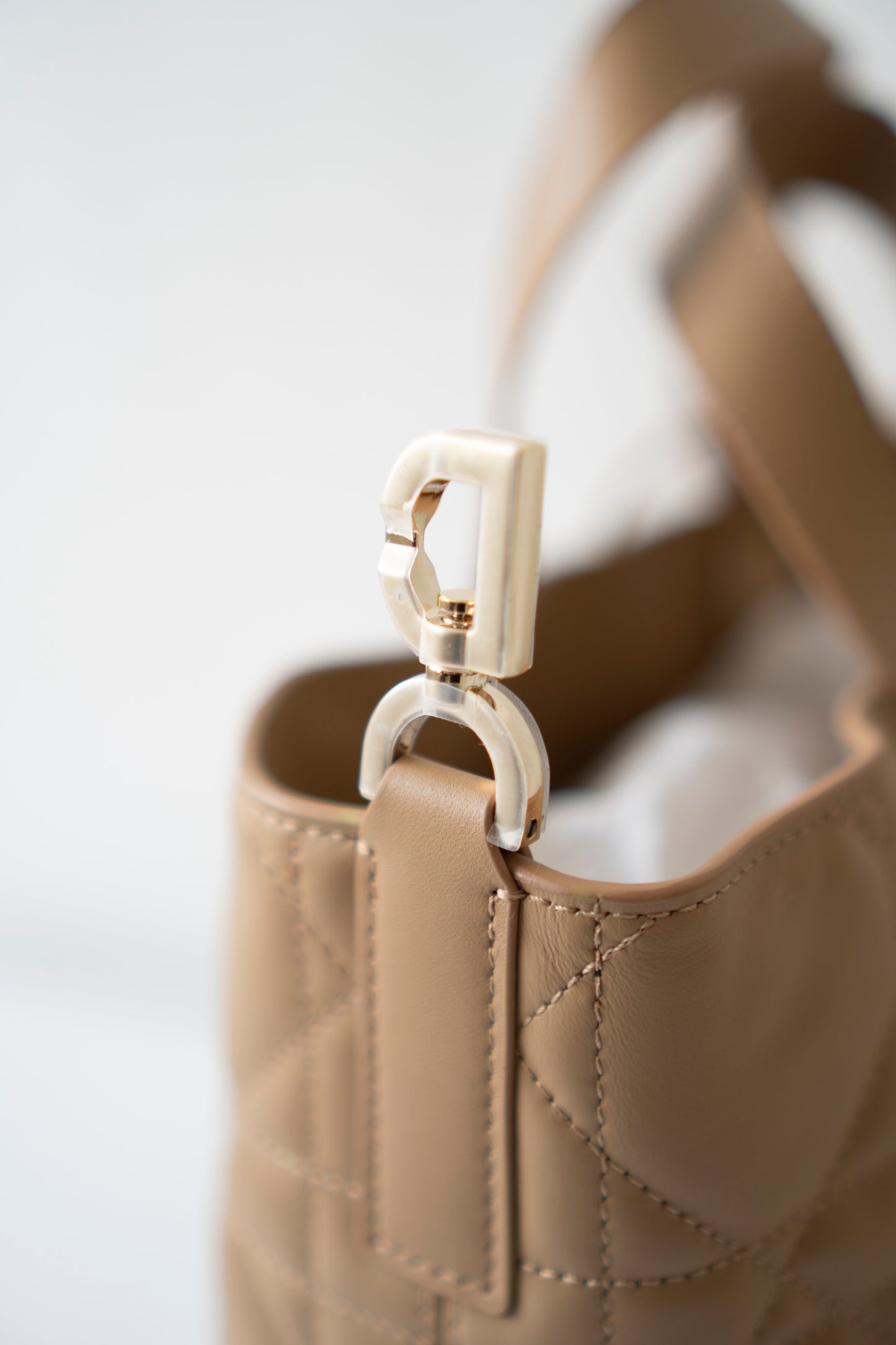 Toujours Vertical Tote – Medium Tan