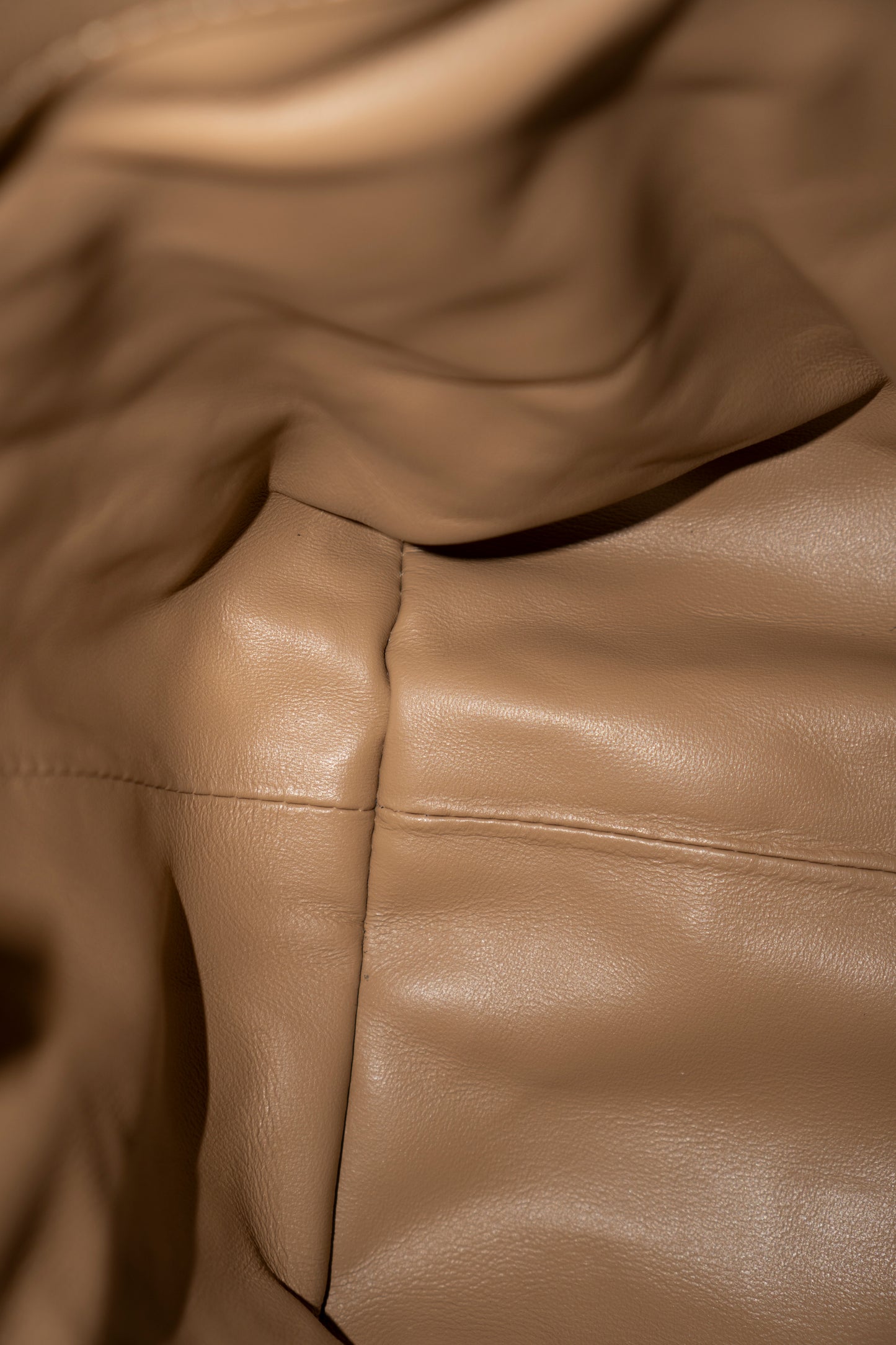 Toujours Vertical Tote – Medium Tan