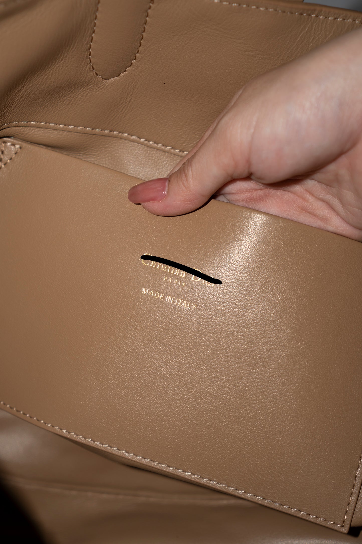 Toujours Vertical Tote – Medium Tan