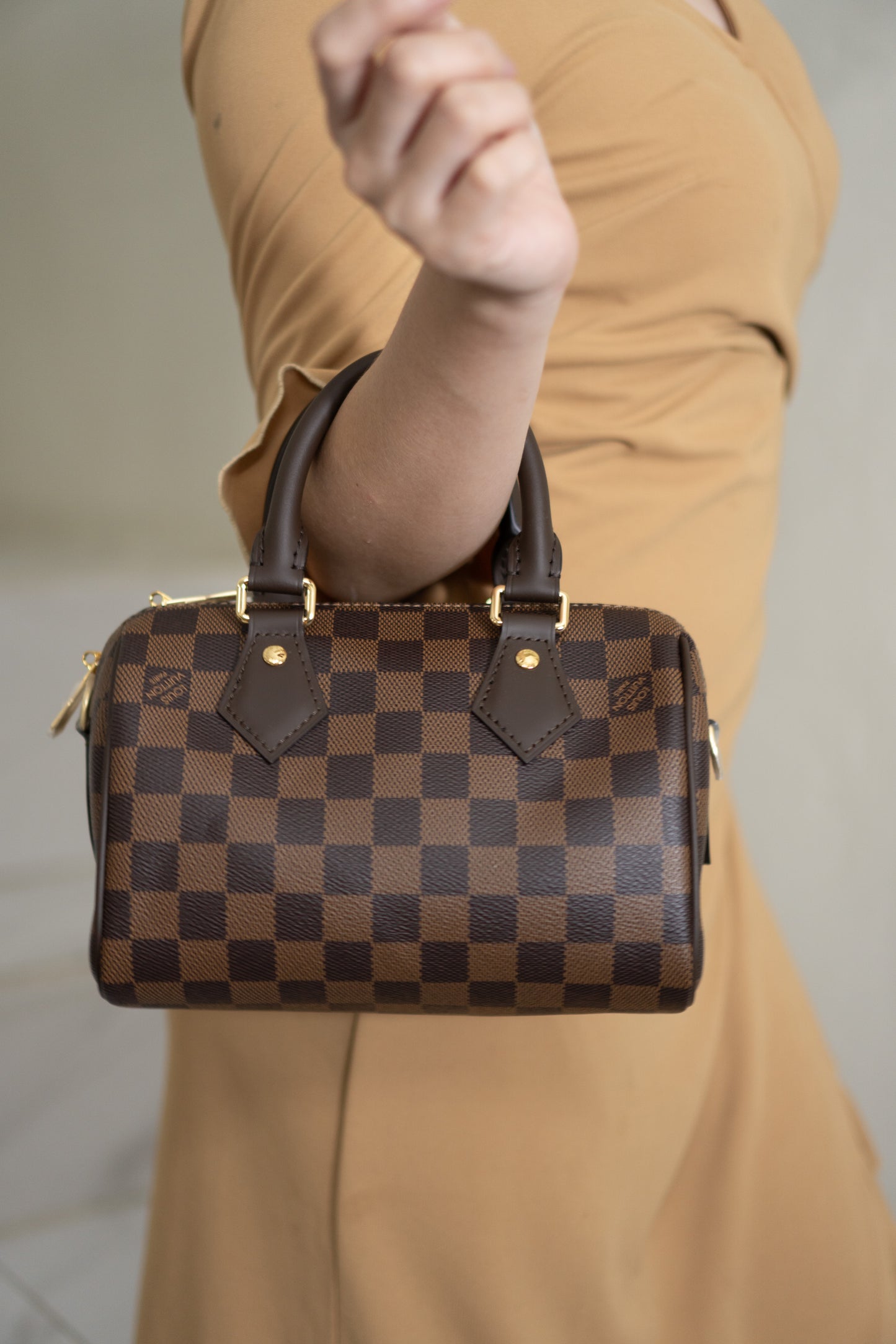 Checkerboard Speedy Bandoulière 20 – Dark Brown Coated Canvas with Gold Hardware