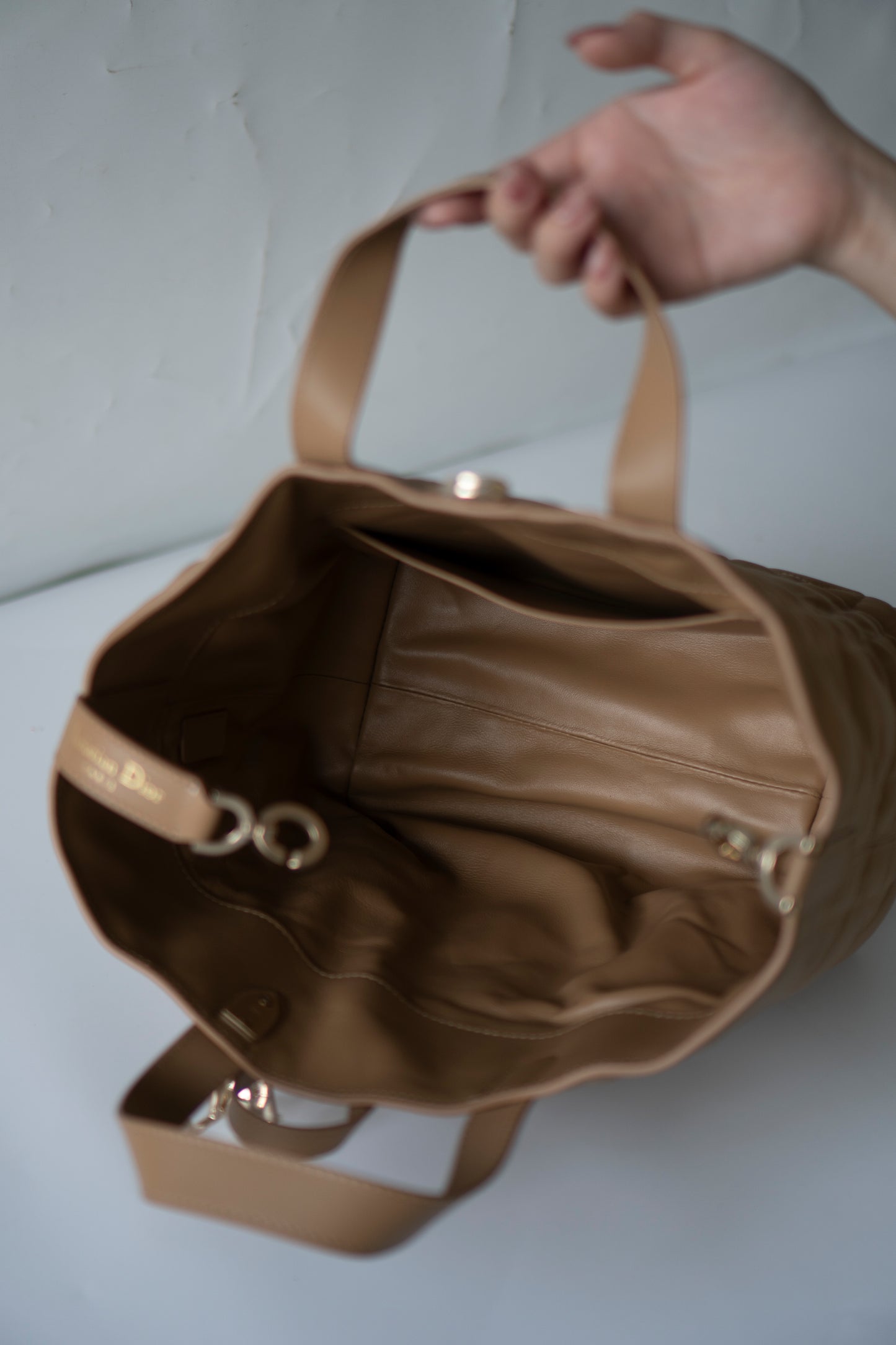 Toujours Vertical Tote – Medium Tan