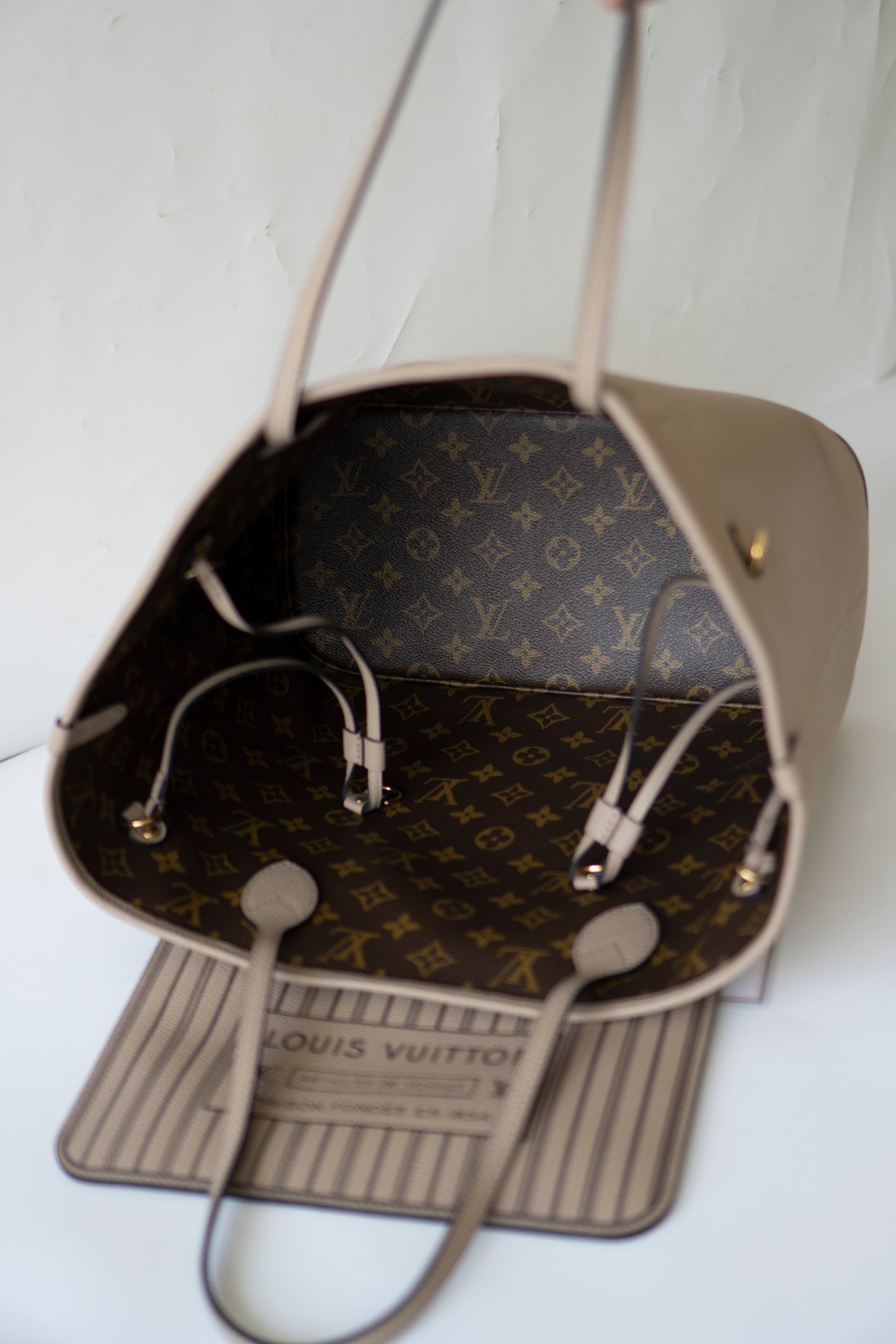 Neverfull Inside Out MM – Monogram Sand