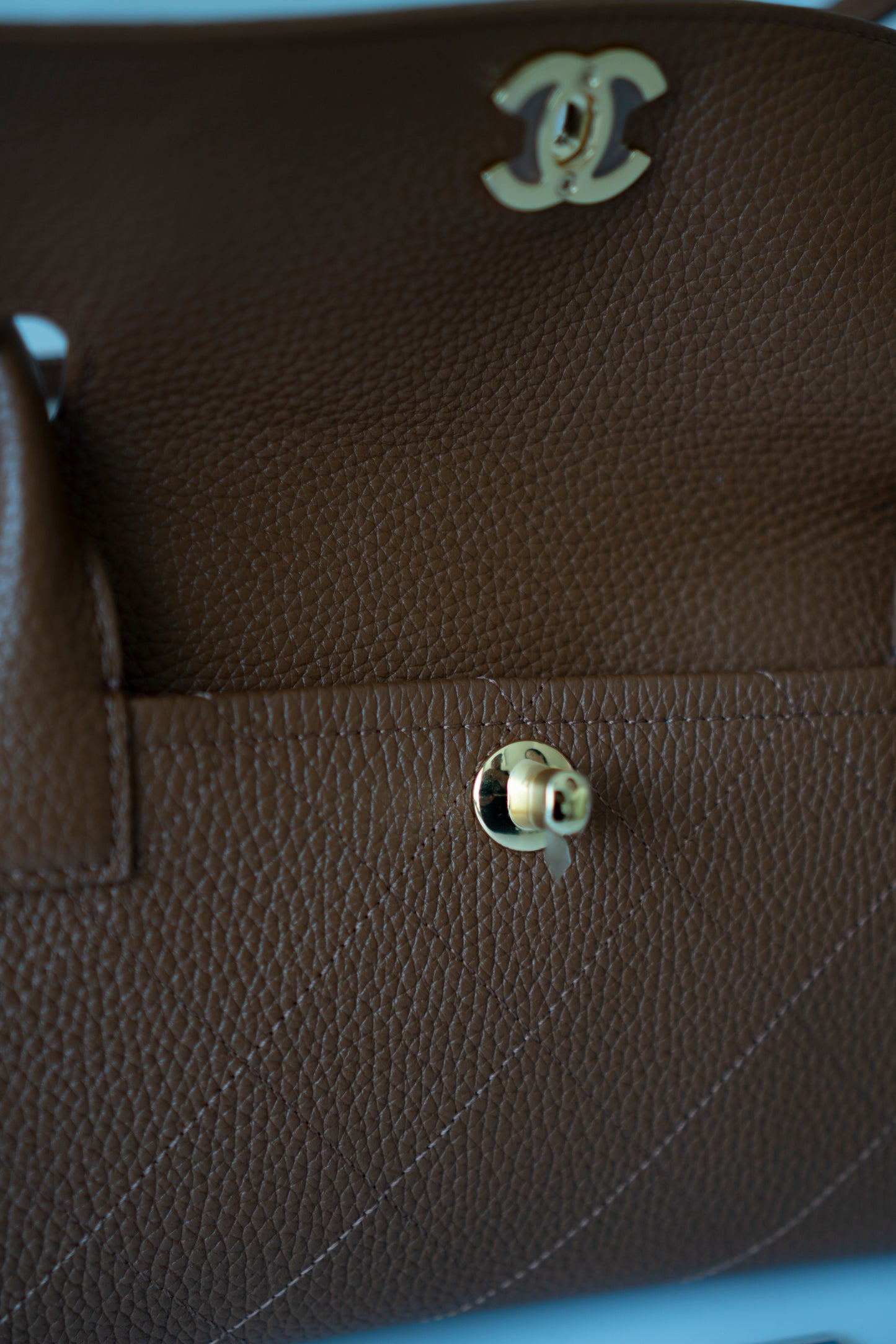 26S Urban Essential East West Shopping Flap – Camel Caviar