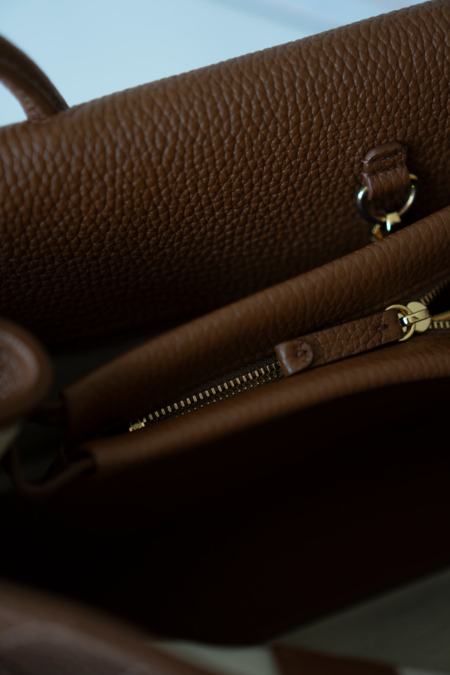 26S Urban Essential East West Shopping Flap – Camel Caviar