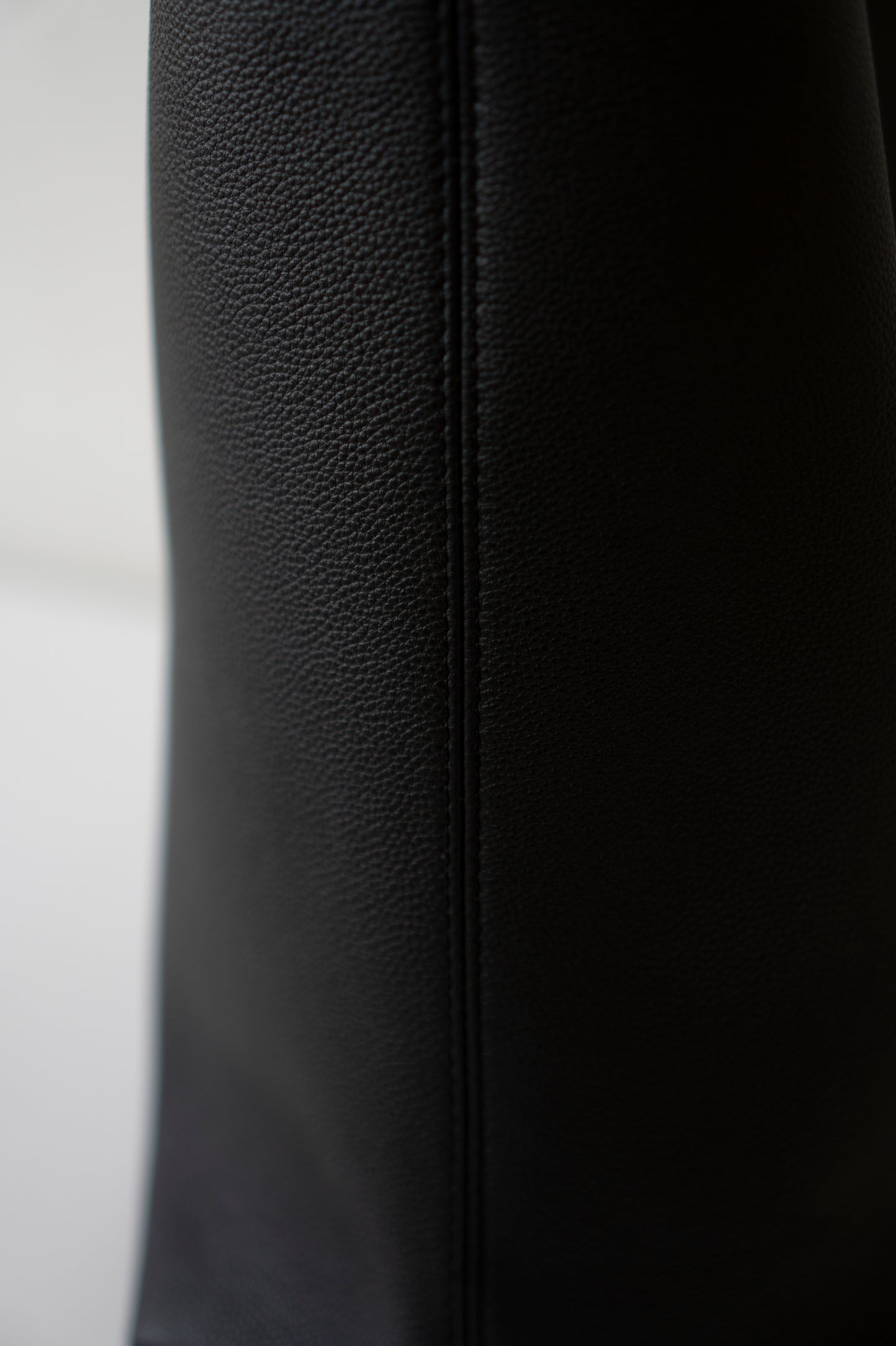 Low Key Hobo MM – Black Grained Calfskin