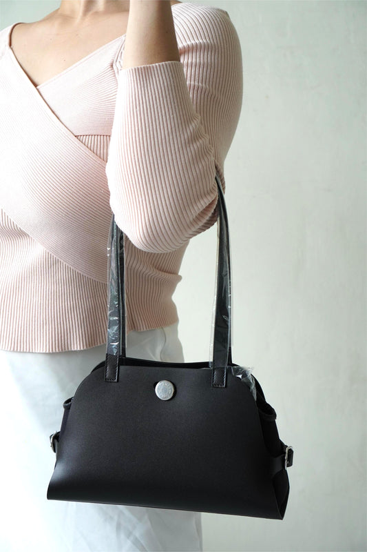 Tablier in Noir blends smooth Swift leather