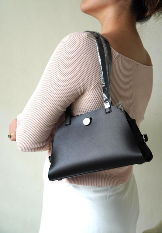 Tablier in Noir blends smooth Swift leather