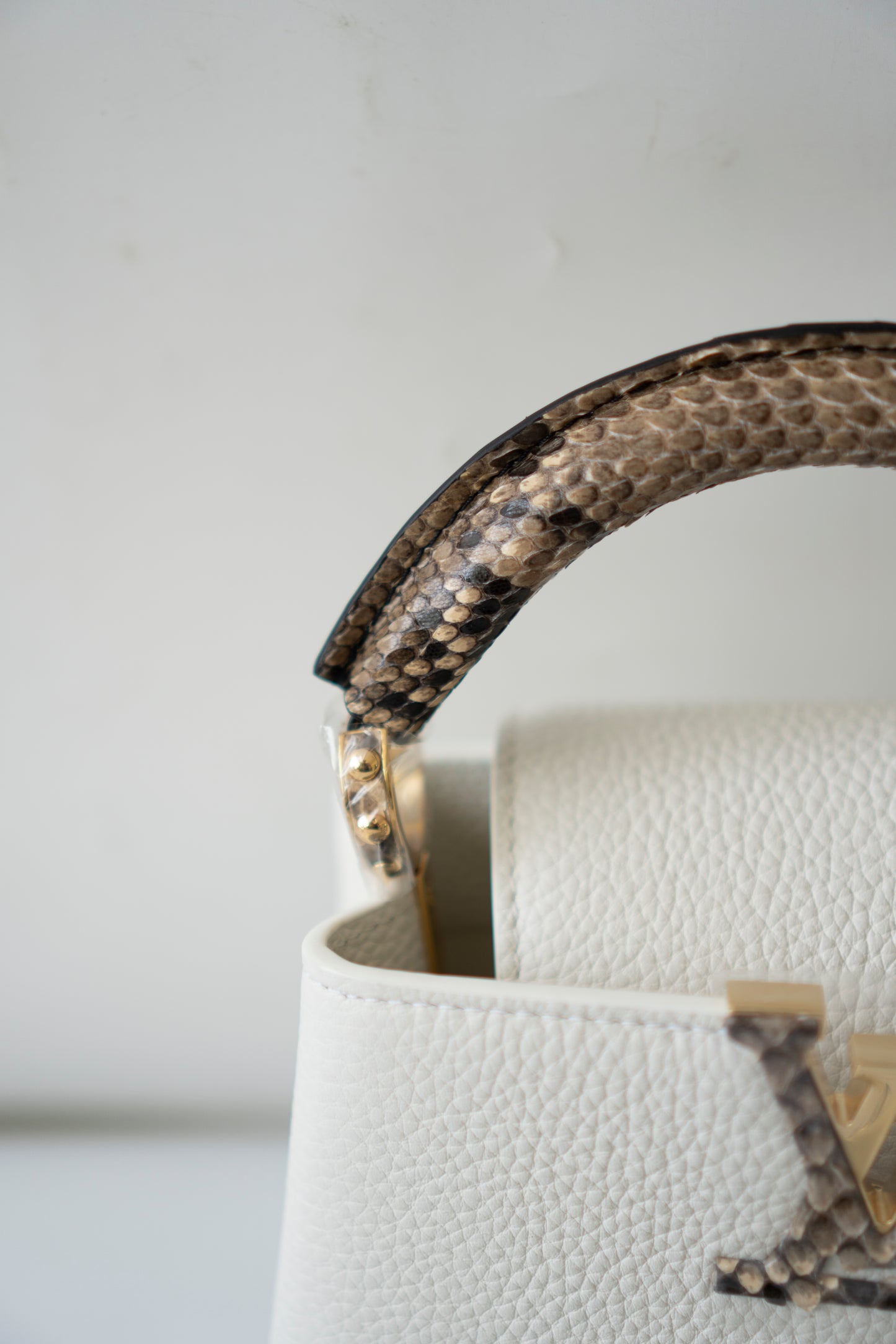 Capucines Mini – White Taurillon with Snakeskin Handle
