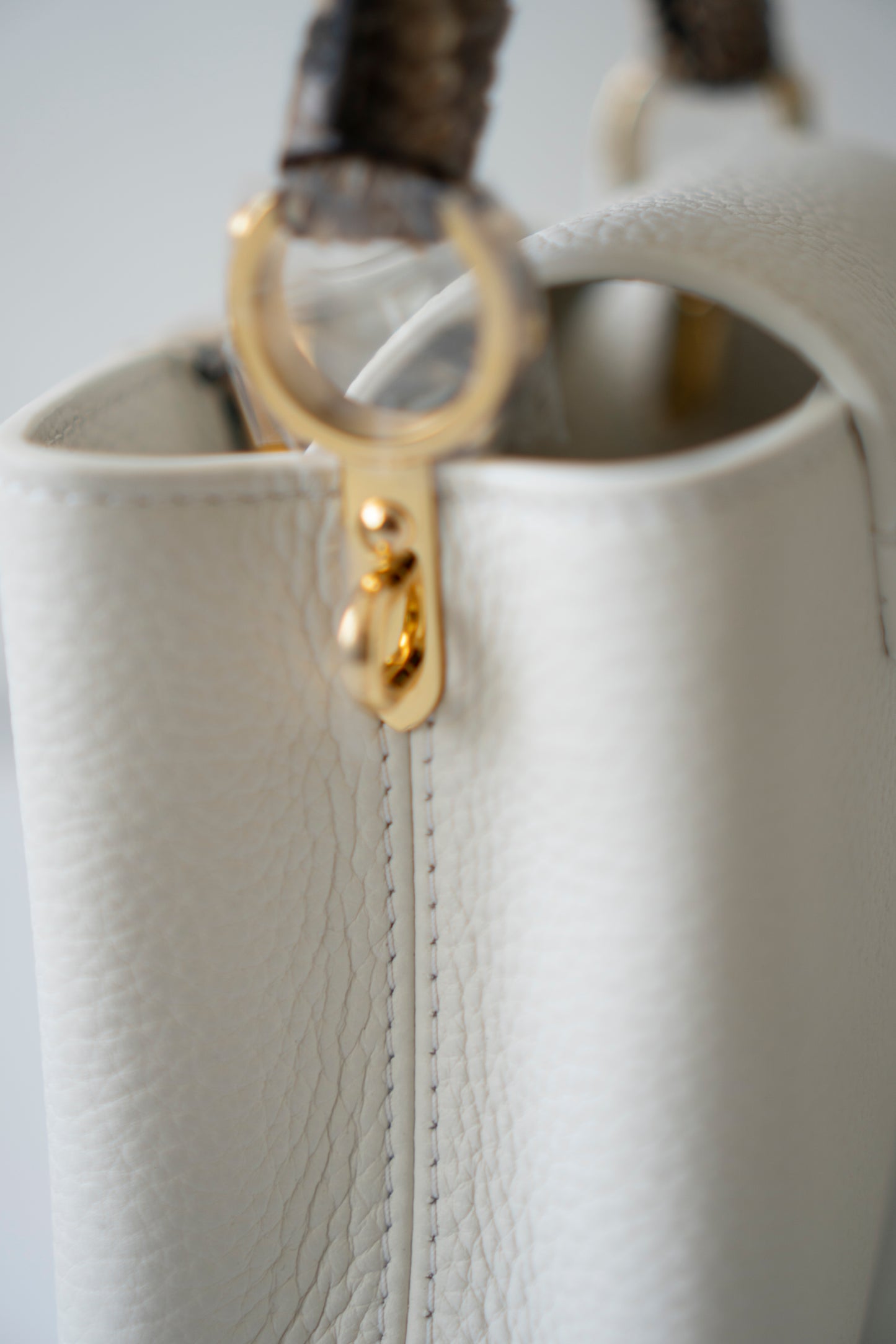 Capucines Mini – White Taurillon with Snakeskin Handle
