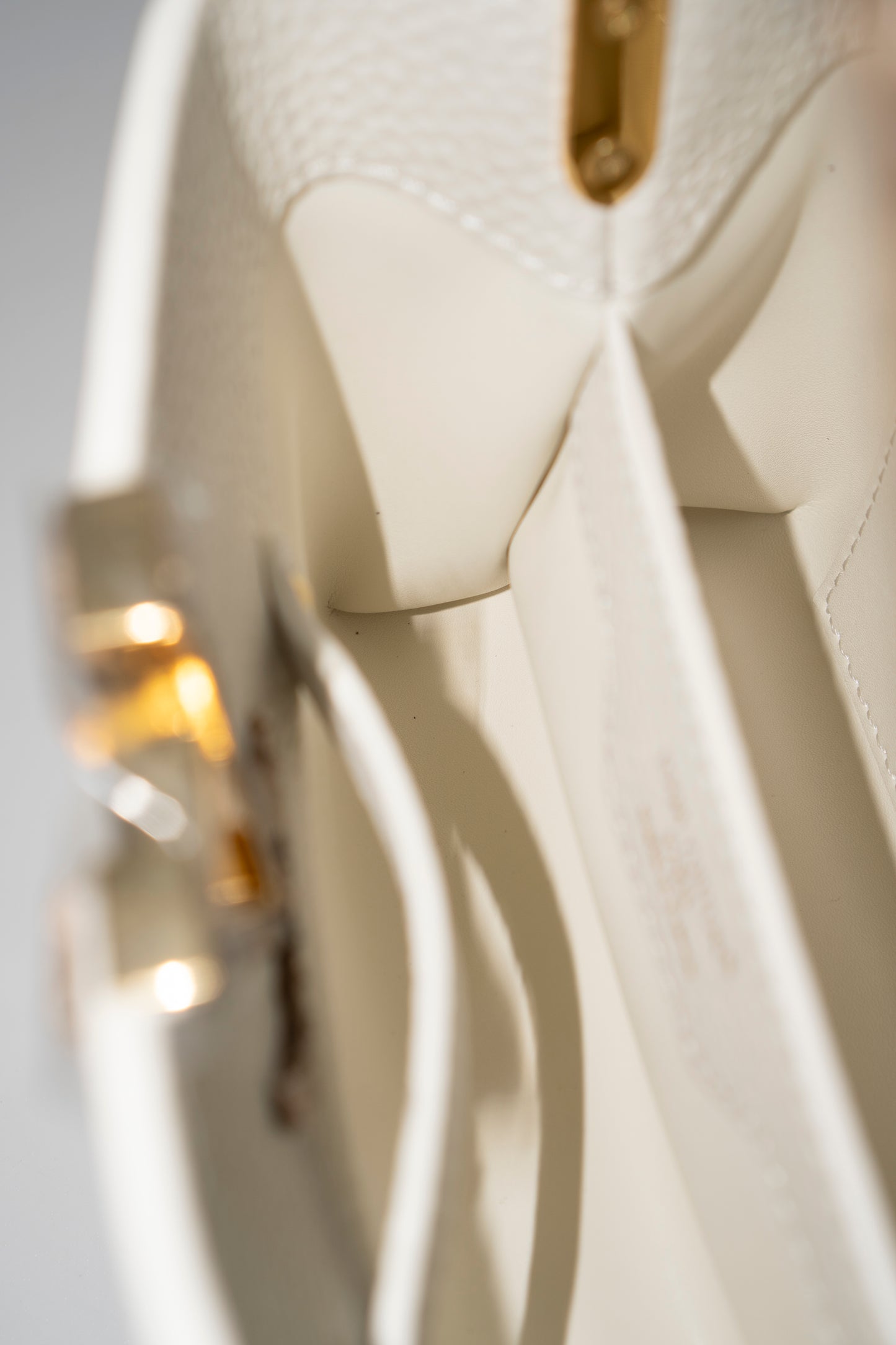 Capucines Mini – White Taurillon with Snakeskin Handle
