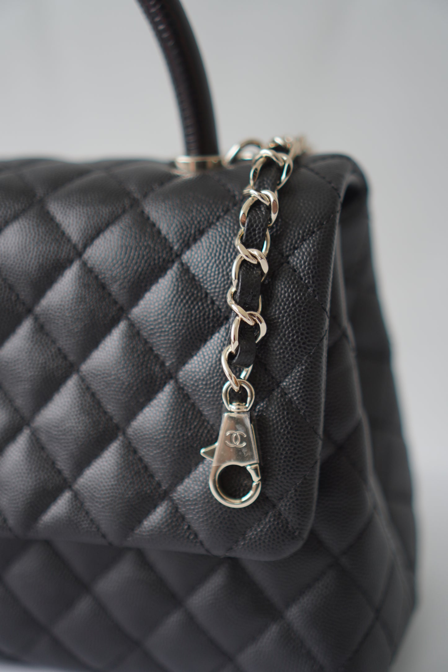 Coco Handle Medium – Black Caviar with Gold Hardware