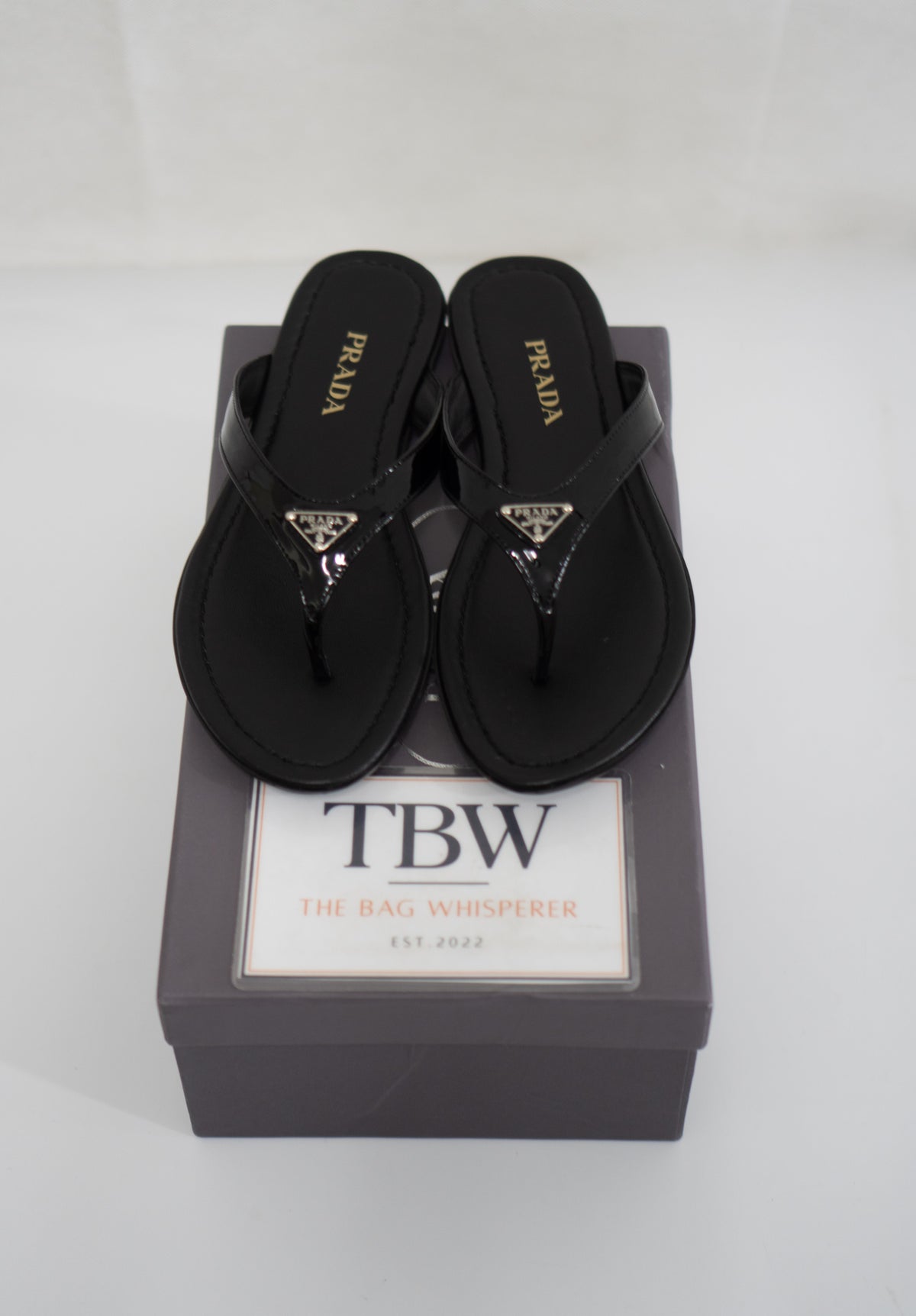 Thong Sandals Enamelled Triangle Logo – Black Patent Leather