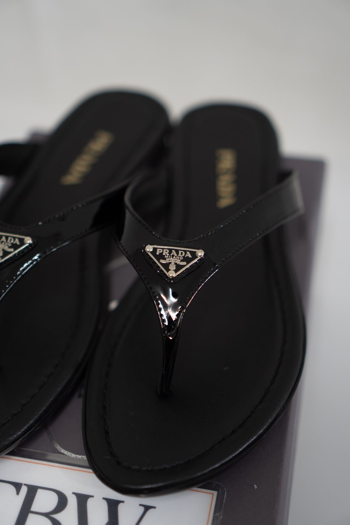 Thong Sandals Enamelled Triangle Logo – Black Patent Leather
