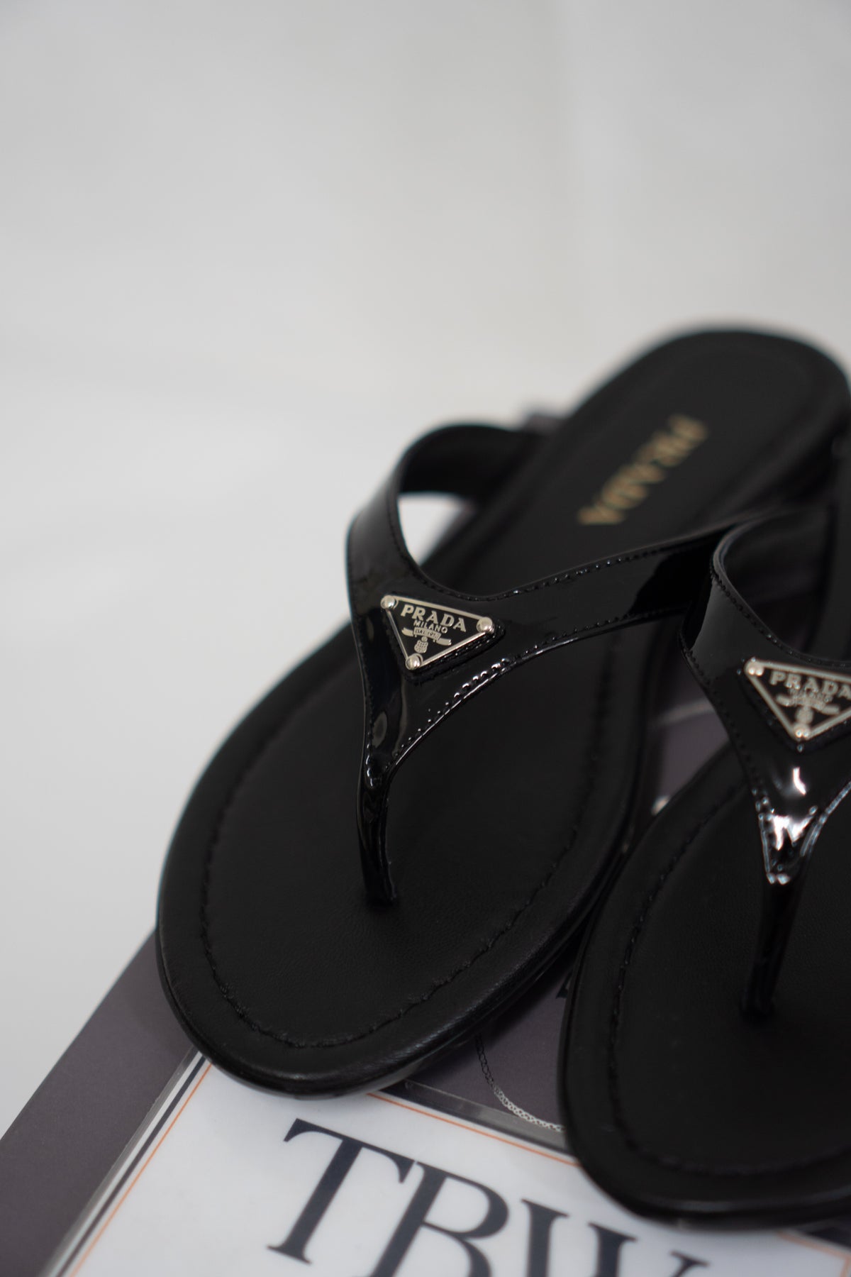 Thong Sandals Enamelled Triangle Logo – Black Patent Leather
