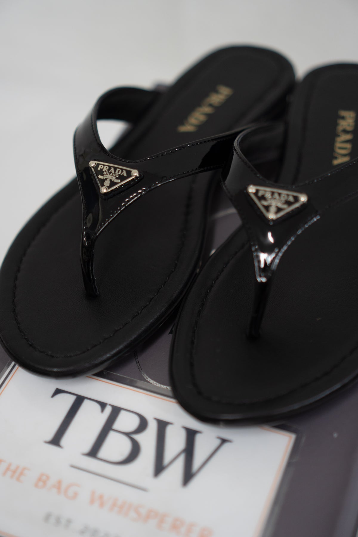 Thong Sandals Enamelled Triangle Logo – Black Patent Leather