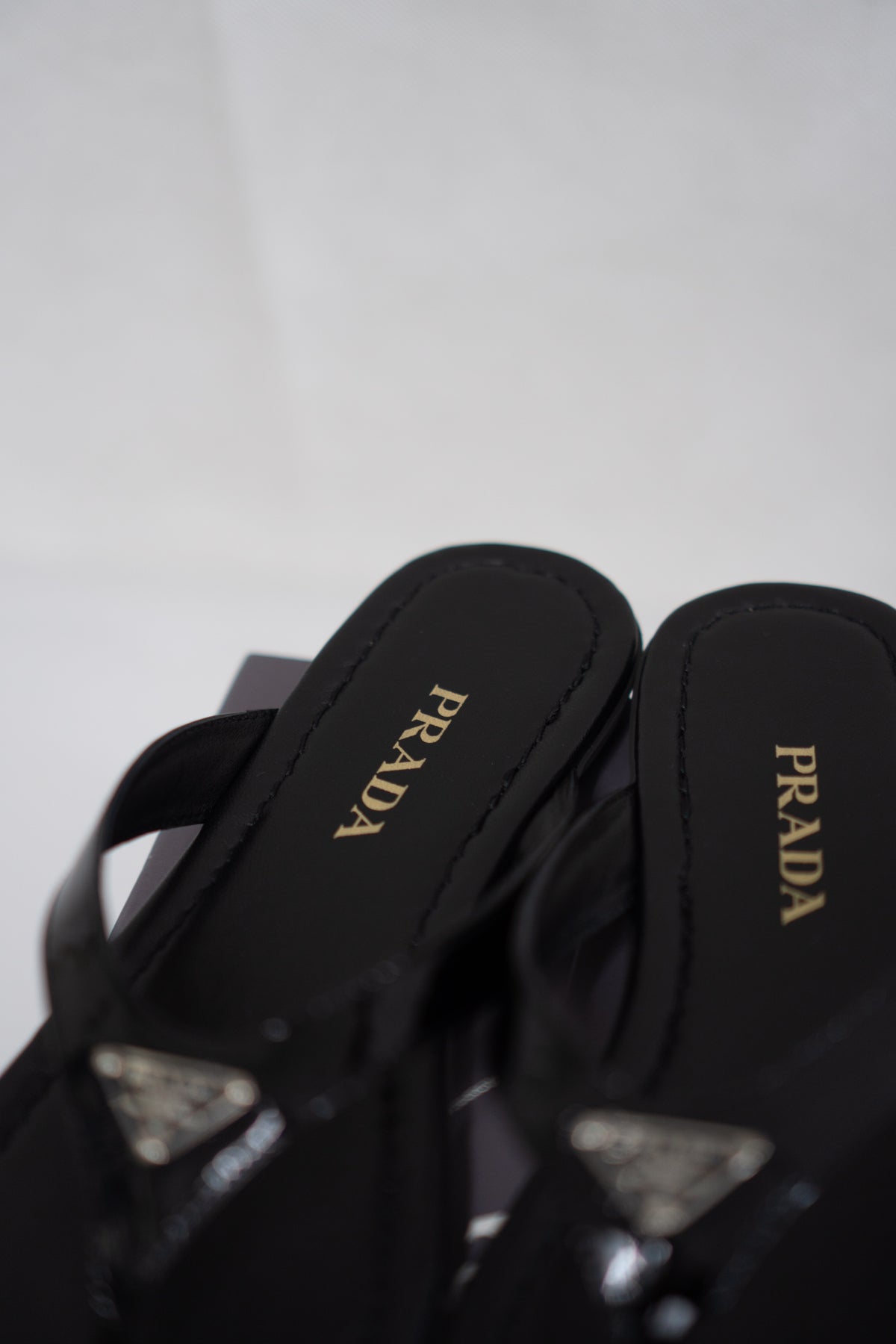 Thong Sandals Enamelled Triangle Logo – Black Patent Leather