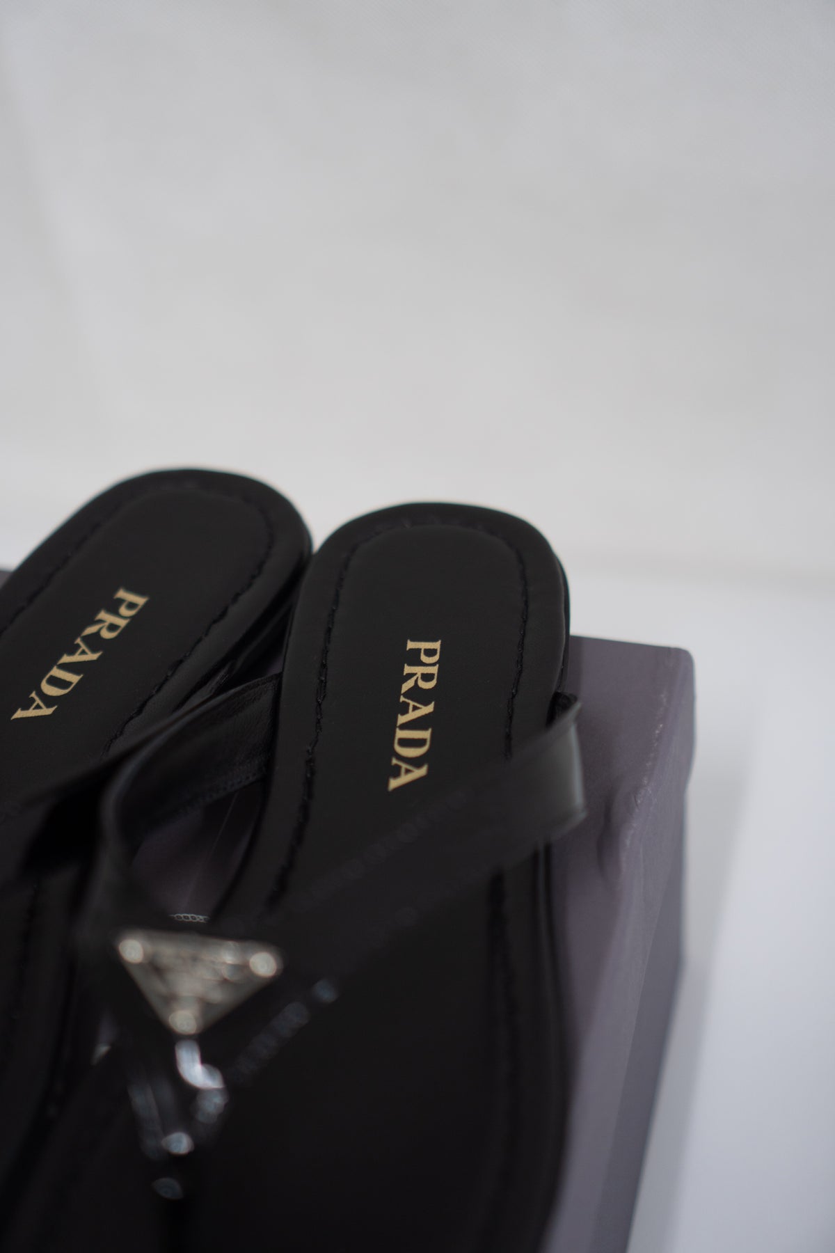 Thong Sandals Enamelled Triangle Logo – Black Patent Leather