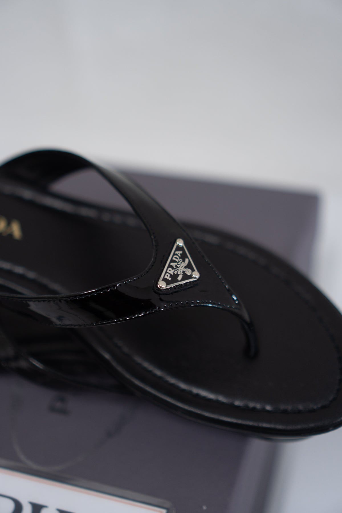 Thong Sandals Enamelled Triangle Logo – Black Patent Leather