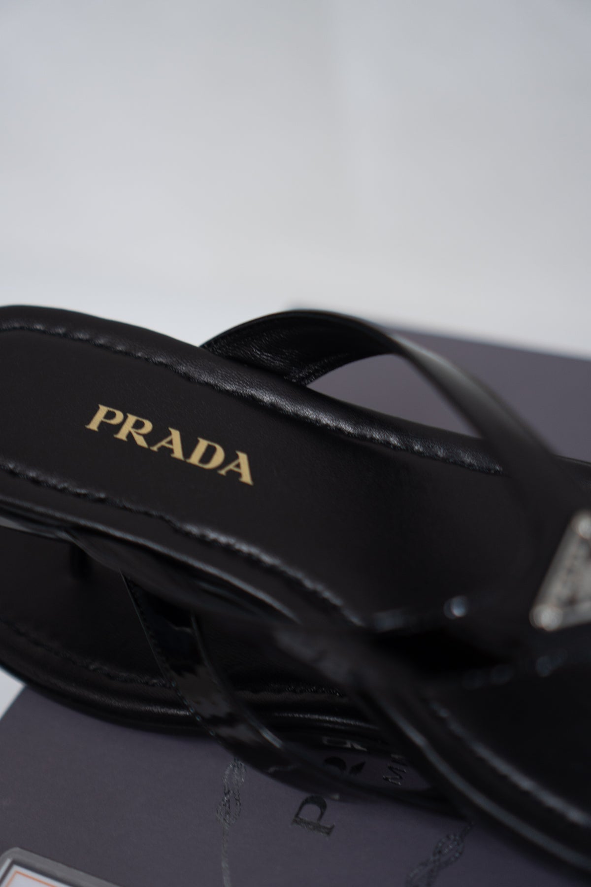 Thong Sandals Enamelled Triangle Logo – Black Patent Leather