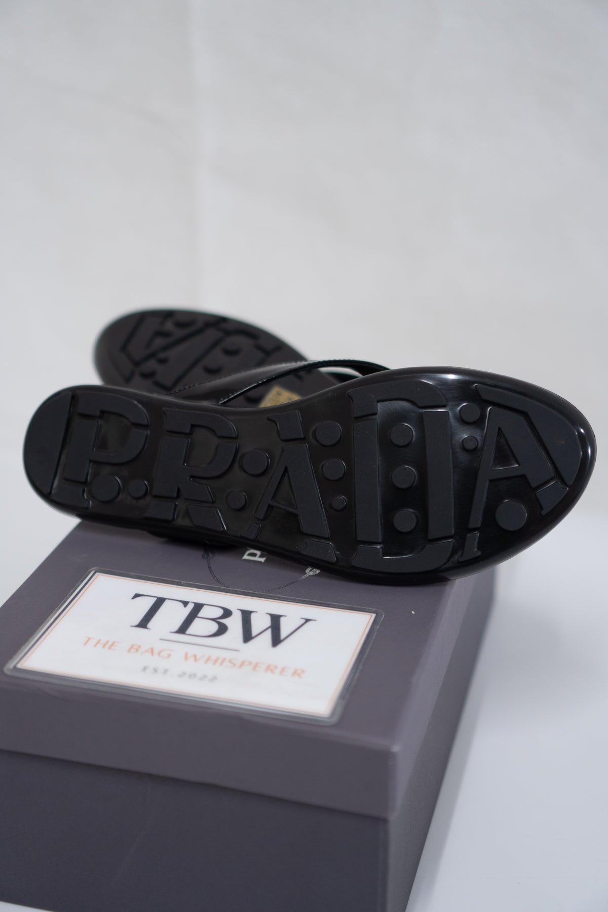 Thong Sandals Enamelled Triangle Logo – Black Patent Leather