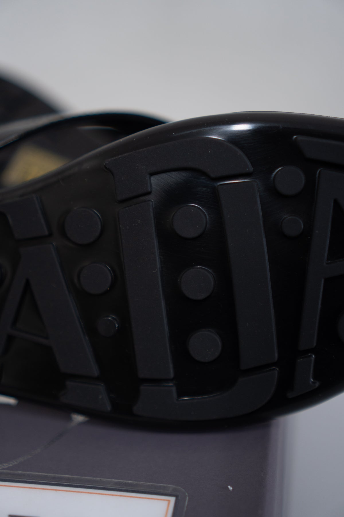 Thong Sandals Enamelled Triangle Logo – Black Patent Leather