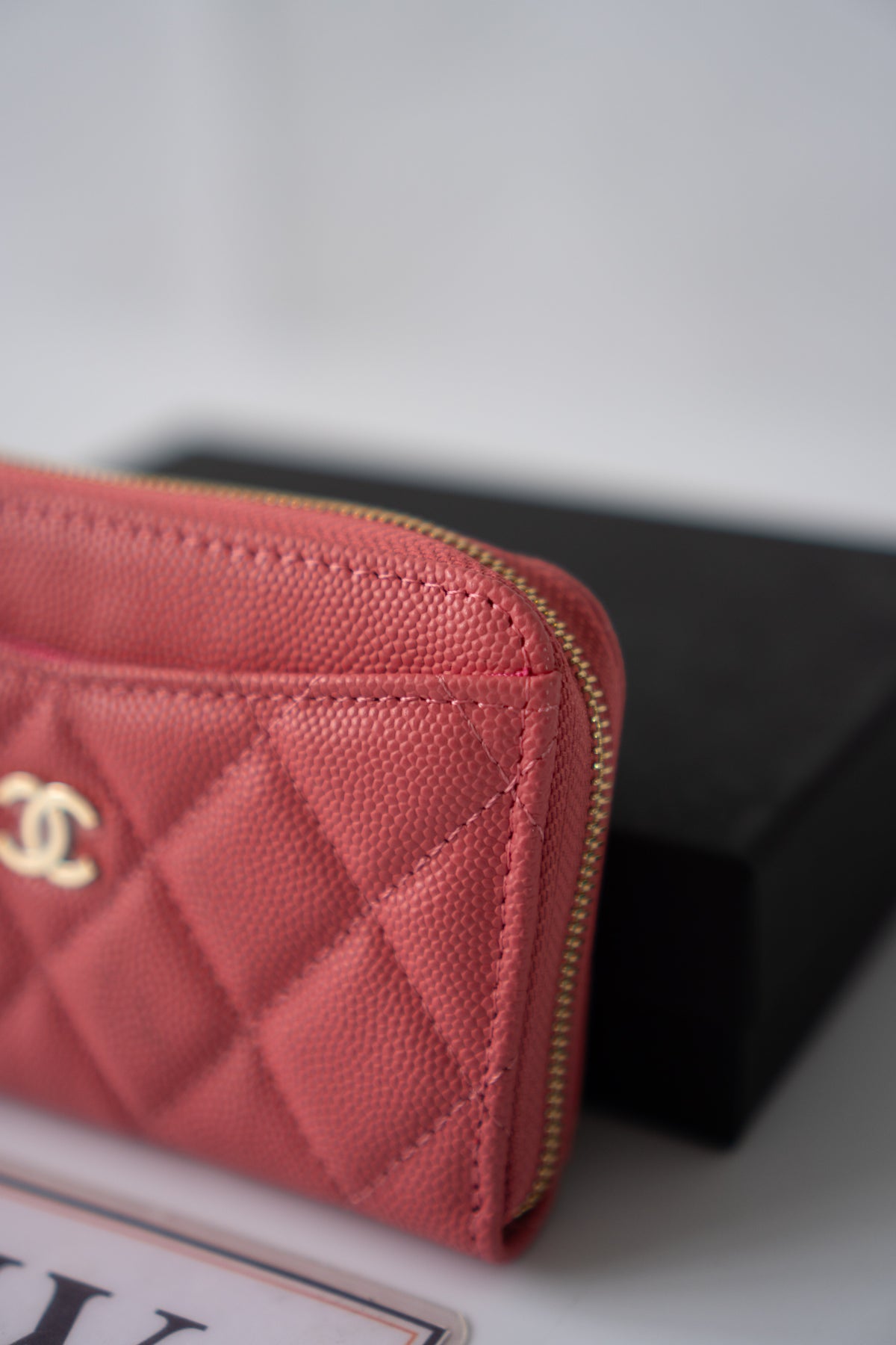 Classic Zipped Card Holder Caviar – Coral Pink