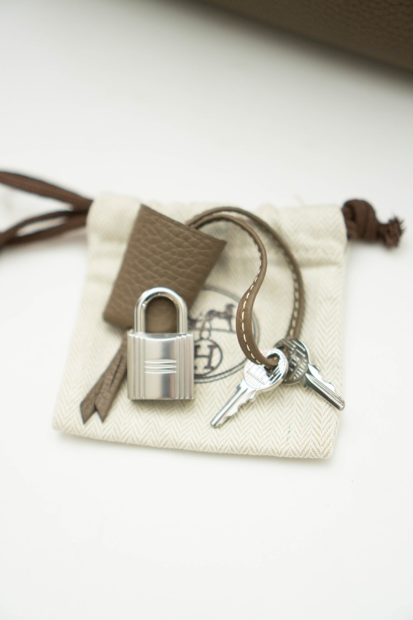 Victoria II 35 in Etoupe Taurillon Clemence with Palladium Hardware