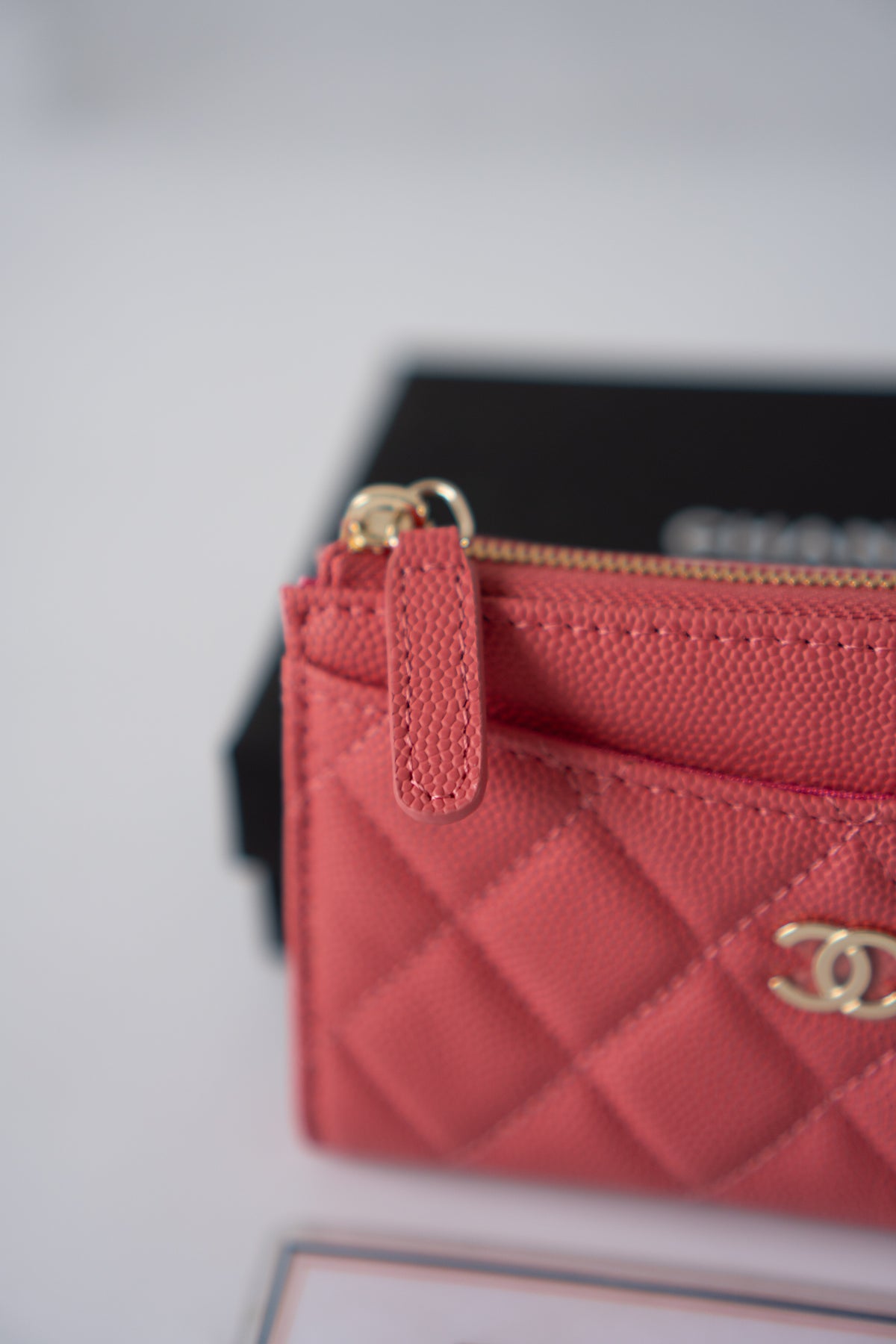 Classic Zipped Card Holder Caviar – Coral Pink