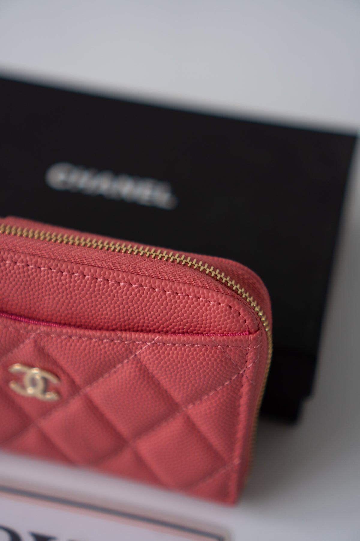 Classic Zipped Card Holder Caviar – Coral Pink
