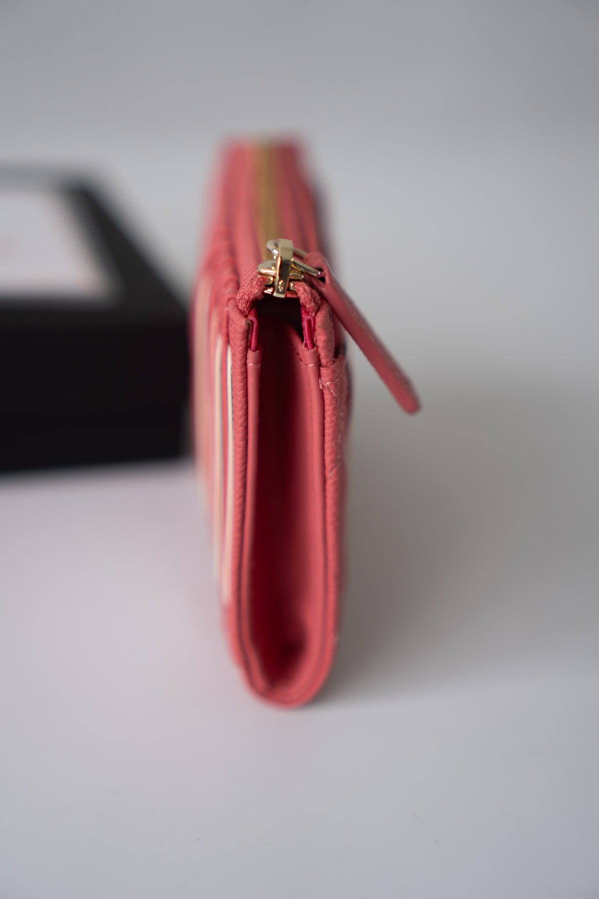 Classic Zipped Card Holder Caviar – Coral Pink