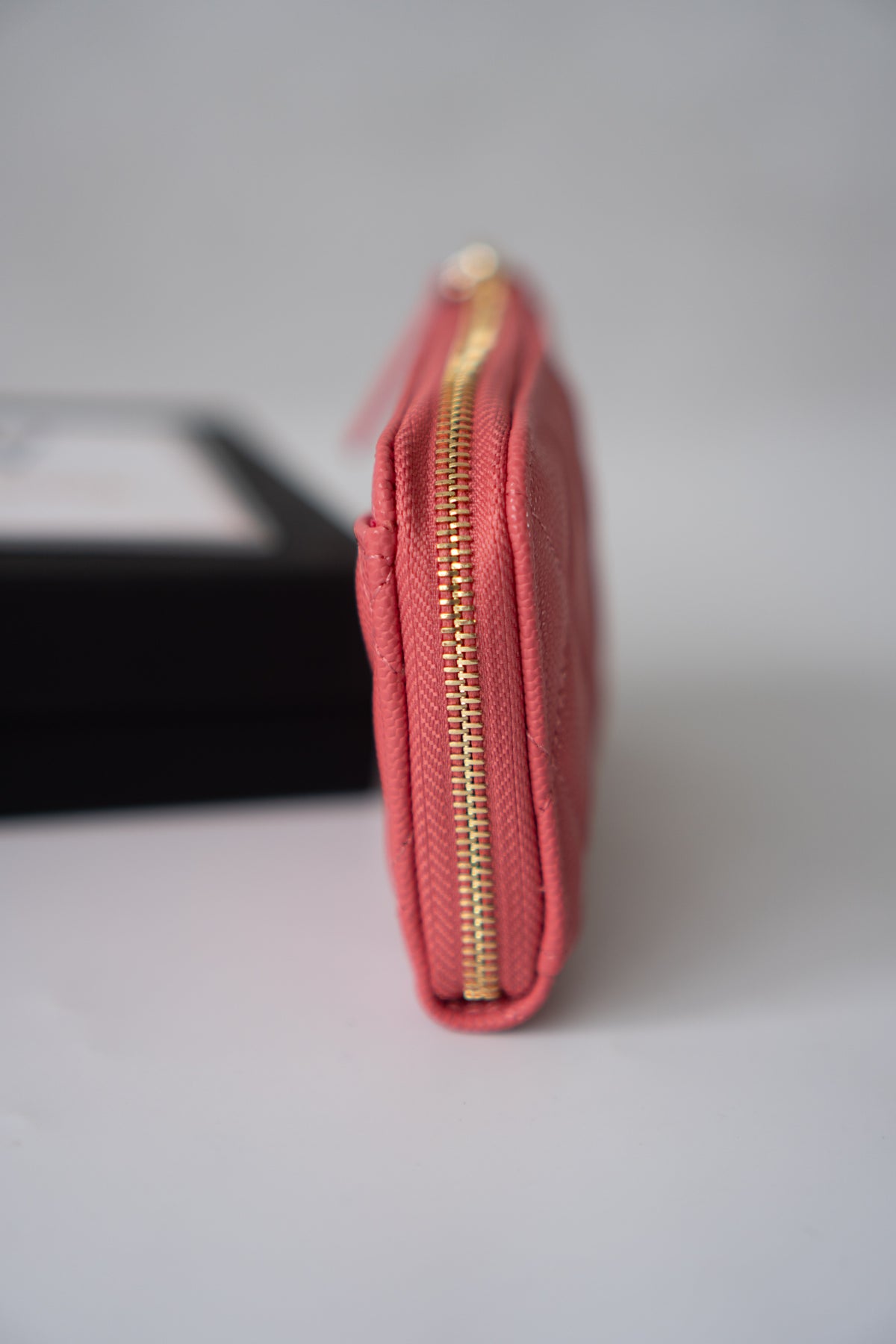 Classic Zipped Card Holder Caviar – Coral Pink