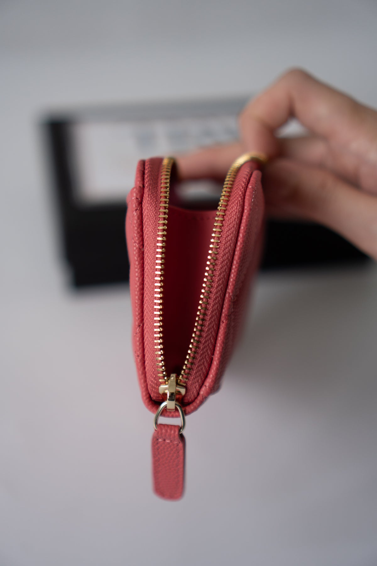 Classic Zipped Card Holder Caviar – Coral Pink