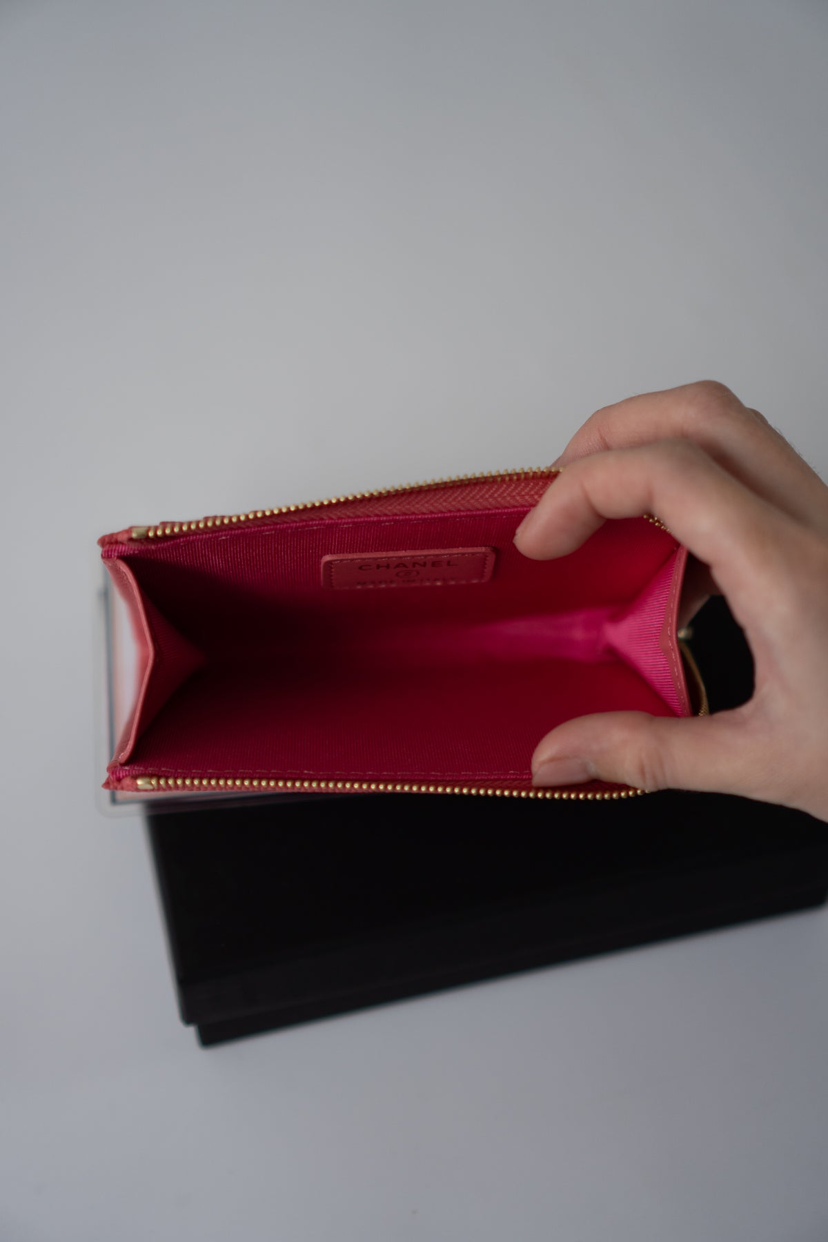Classic Zipped Card Holder Caviar – Coral Pink
